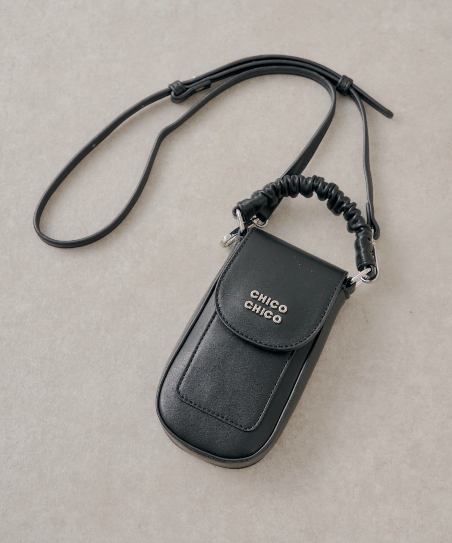 Chico(チコ) ギャザーハンドルフラップデザインスマホポーチ