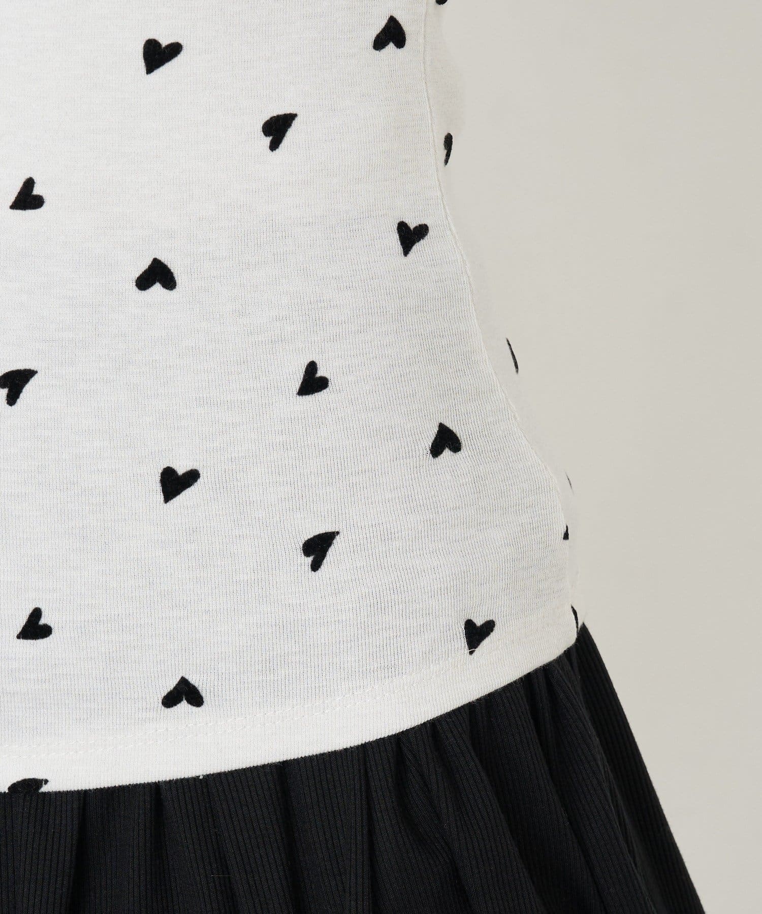 RAY CASSIN(レイカズン) ハート柄コンパクトTシャツ