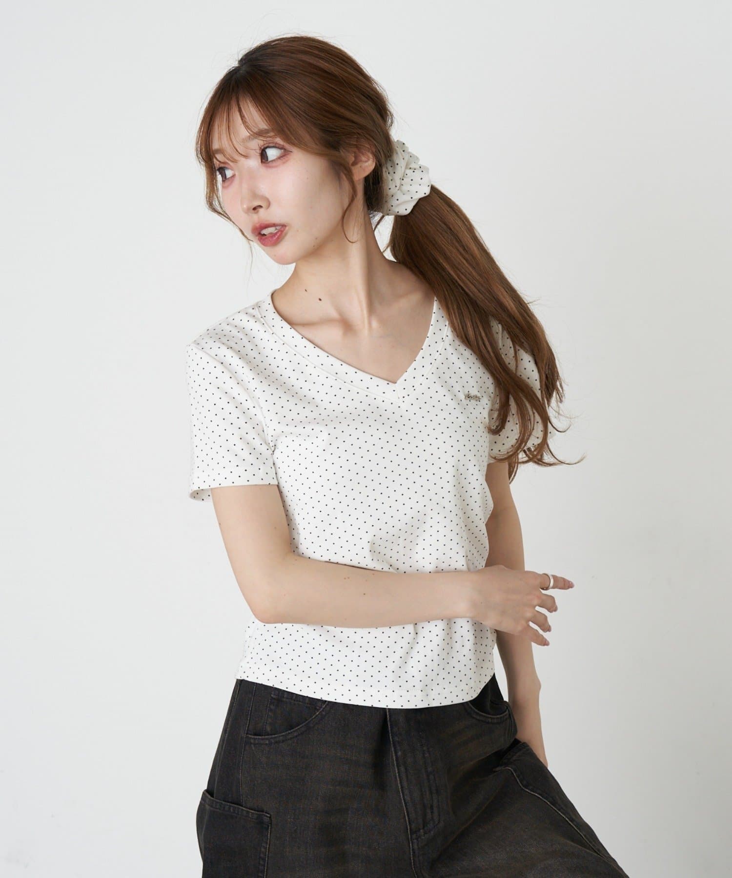 RAY CASSIN(レイカズン) シュシュ付きVネック星柄Tシャツ