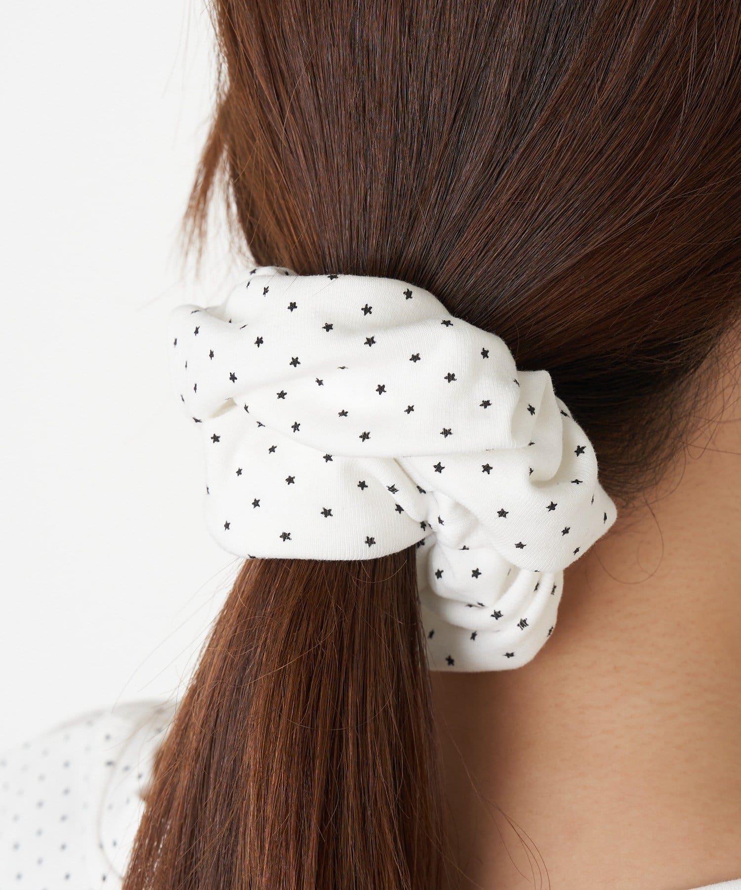 RAY CASSIN(レイカズン) シュシュ付きVネック星柄Tシャツ