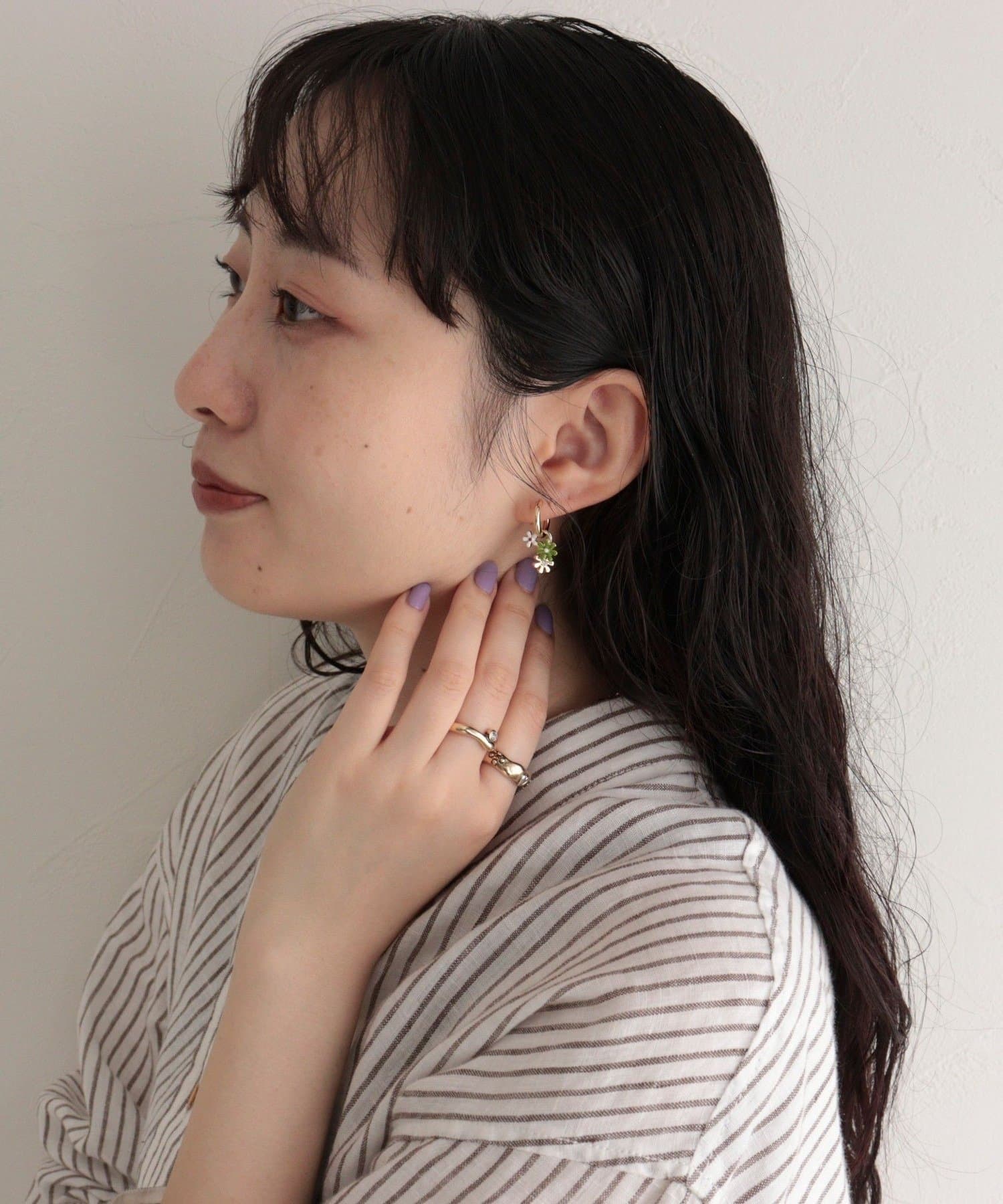 FREDY & GLOSTER(フレディ アンド グロスター) カラーマーガレットシンメピアス