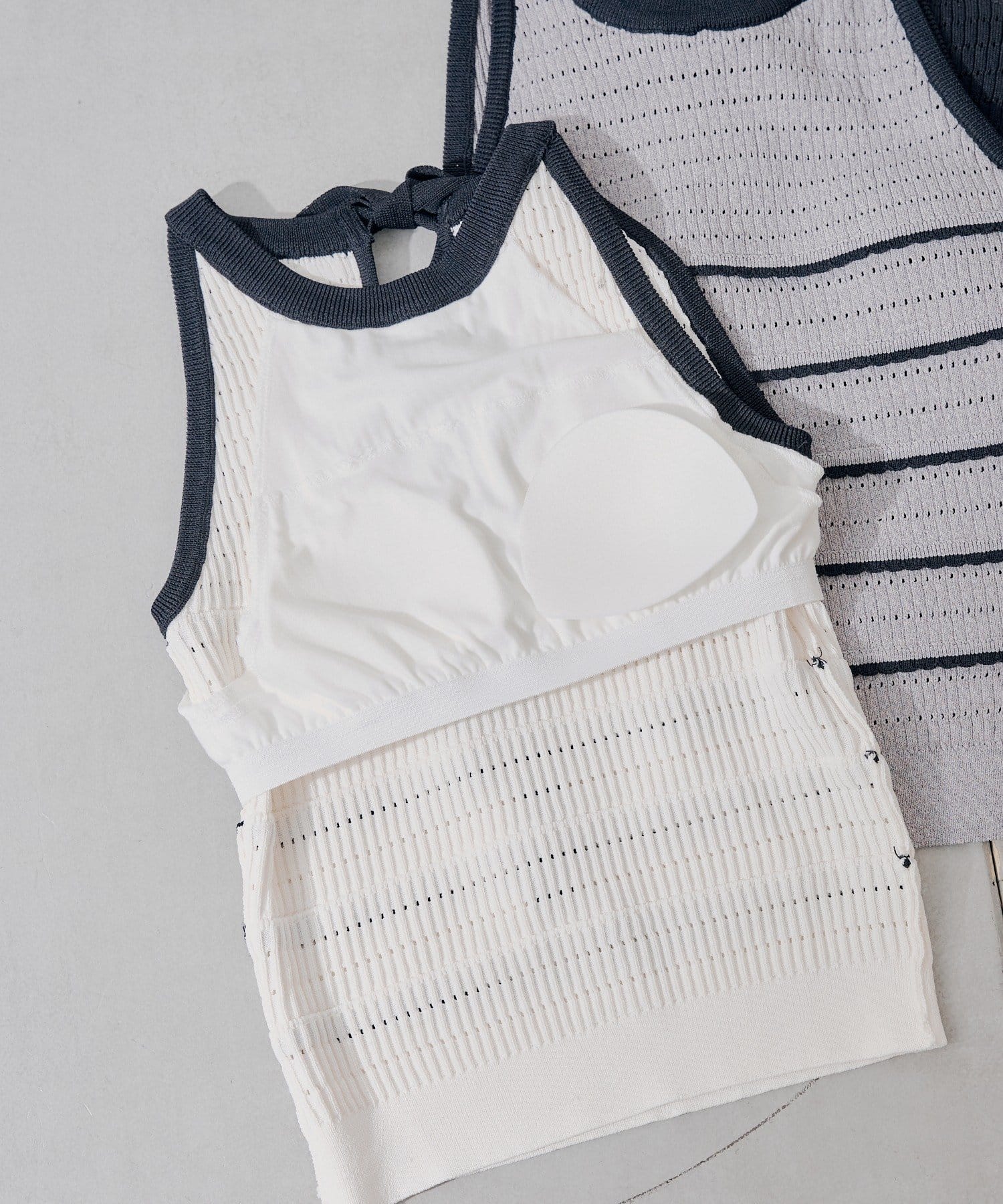 Chico(チコ) 【SALON by Chico】パット付きバックリボンフリルタンク