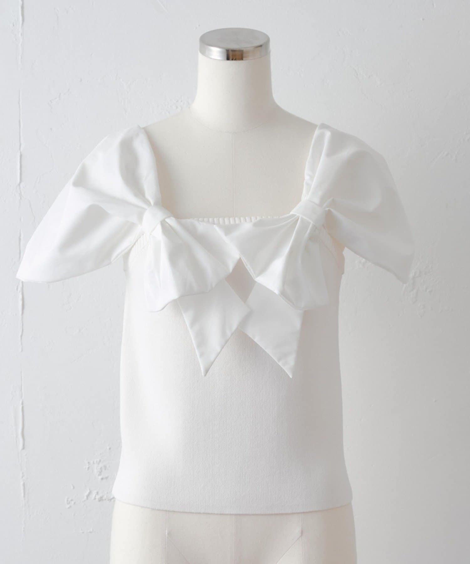 Chico(チコ) 4/9(木)0:00販売【SALON by Chico】ダブルリボンオフショルベアニット