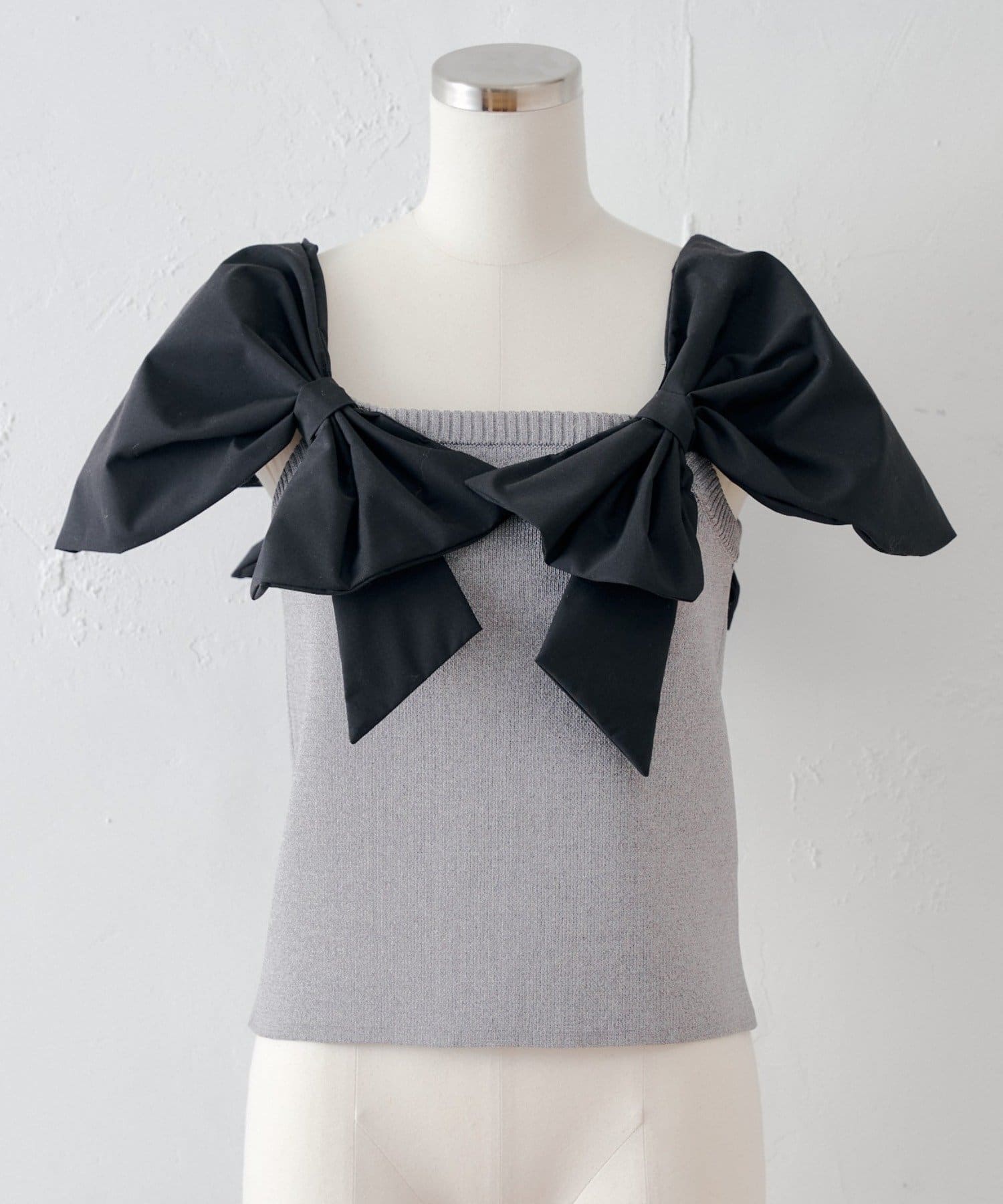 Chico(チコ) 4/9(木)0:00販売【SALON by Chico】ダブルリボンオフショルベアニット