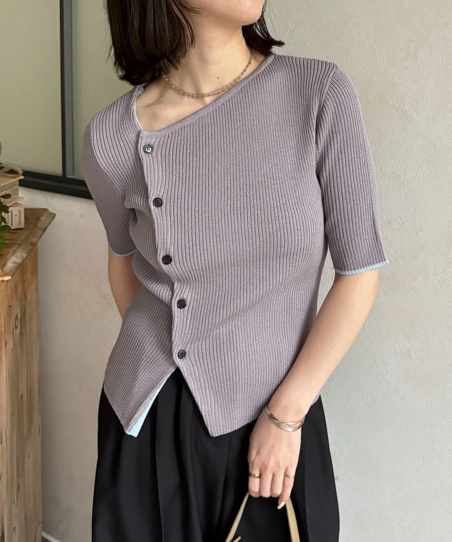 Thevon.(ゼヴォン) アシメネックボタンデザイン半袖ニット