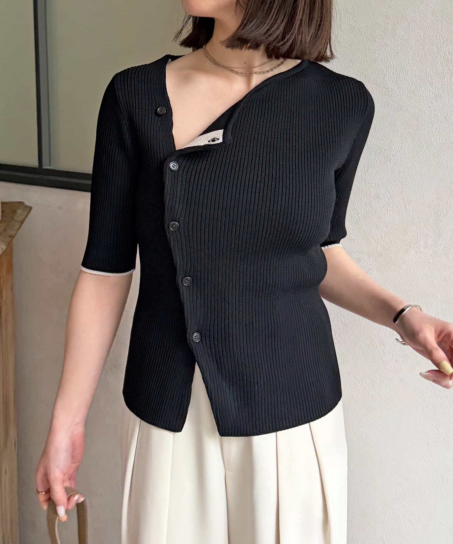 Thevon.(ゼヴォン) アシメネックボタンデザイン半袖ニット