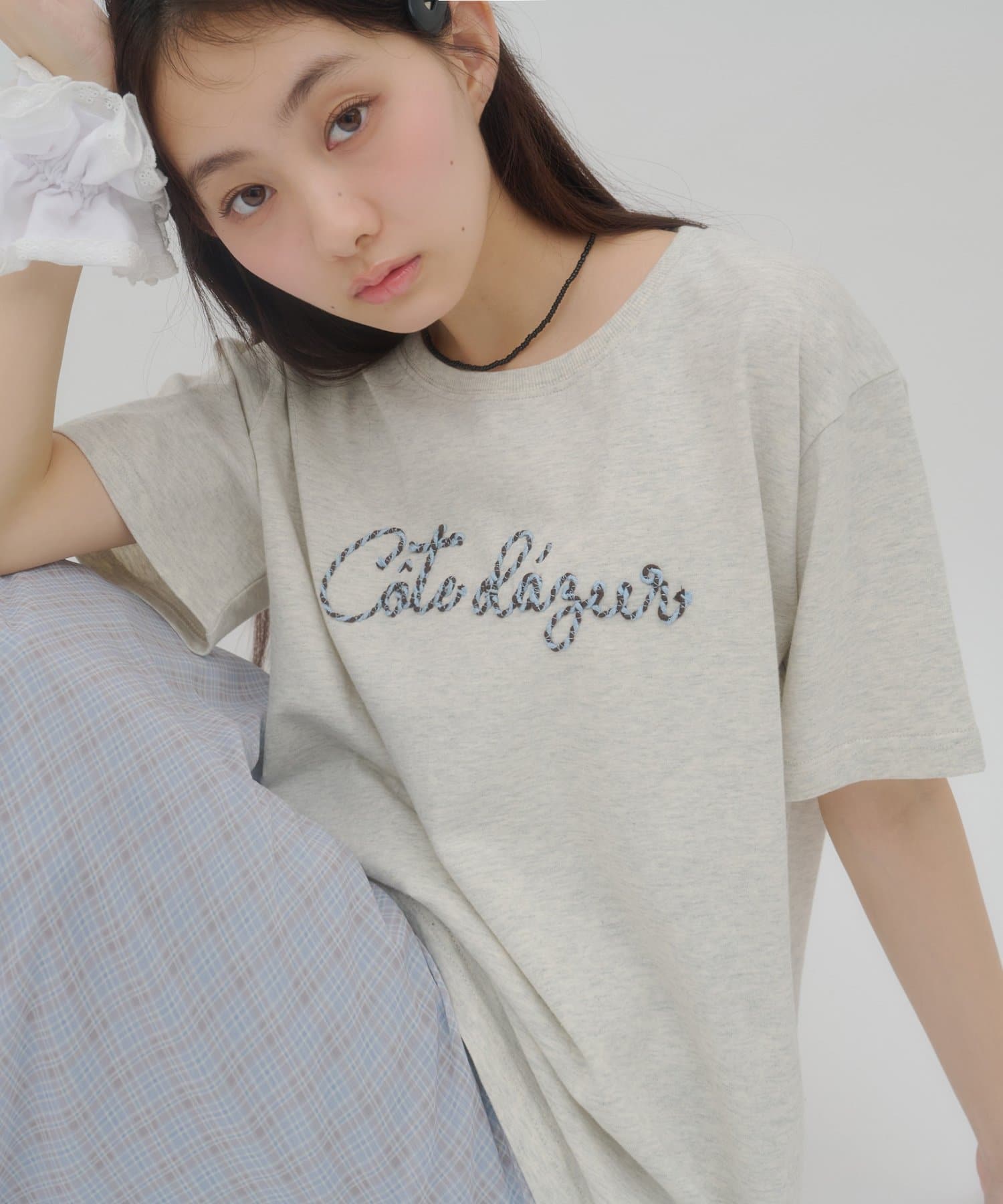DISCOAT(ディスコート) 【umm.】コード刺繍ロゴ半袖Tシャツ
