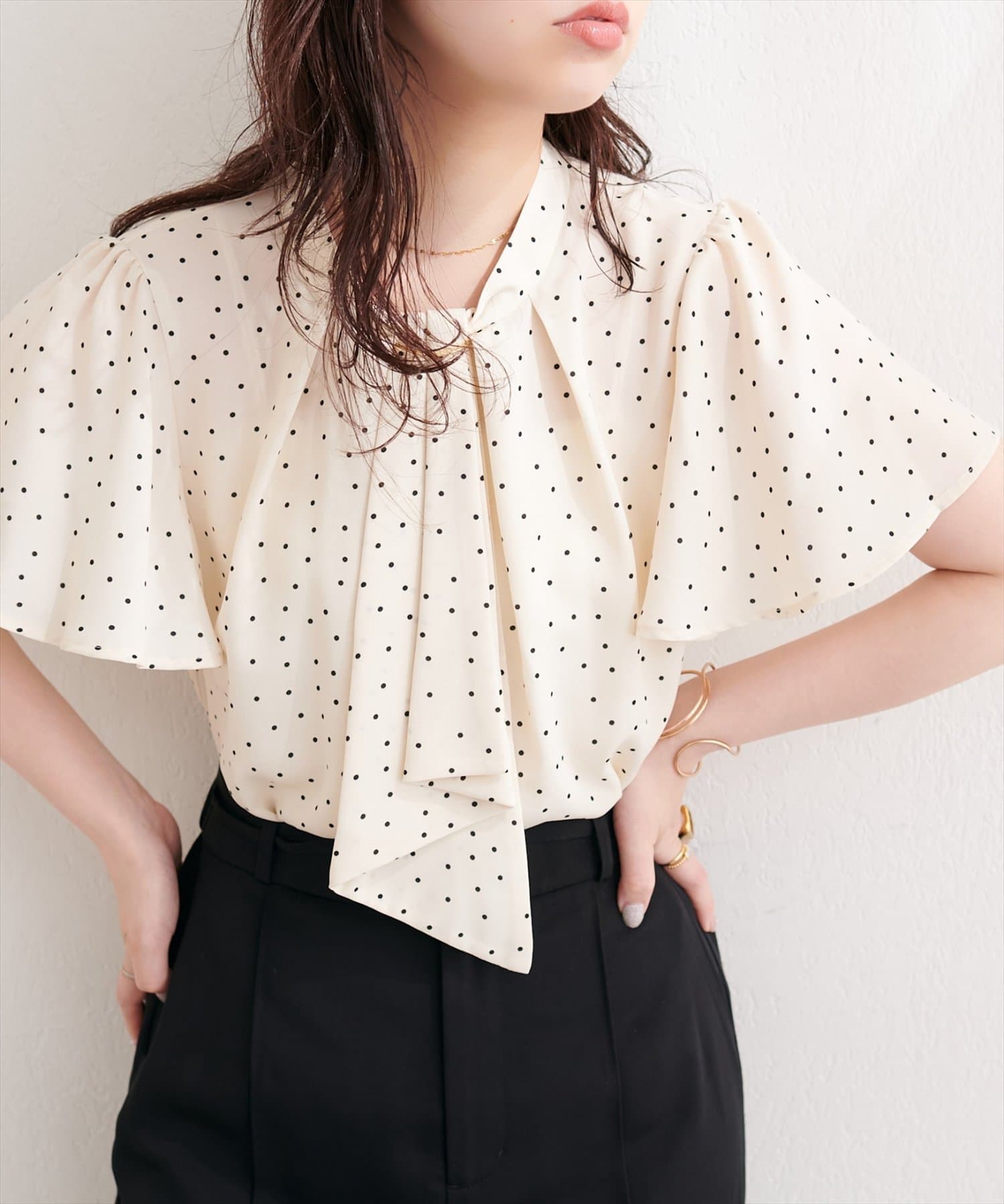 natural couture(ナチュラルクチュール) ゴールドバー付きボウタイブラウス