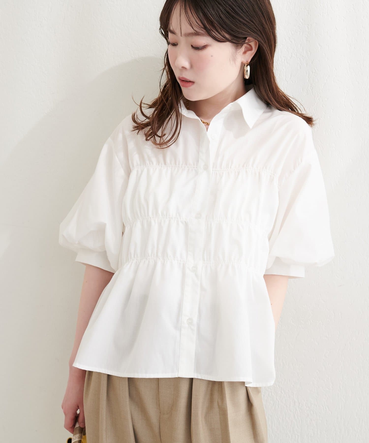 natural couture(ナチュラルクチュール) シャーリングパフスリーブブラウス