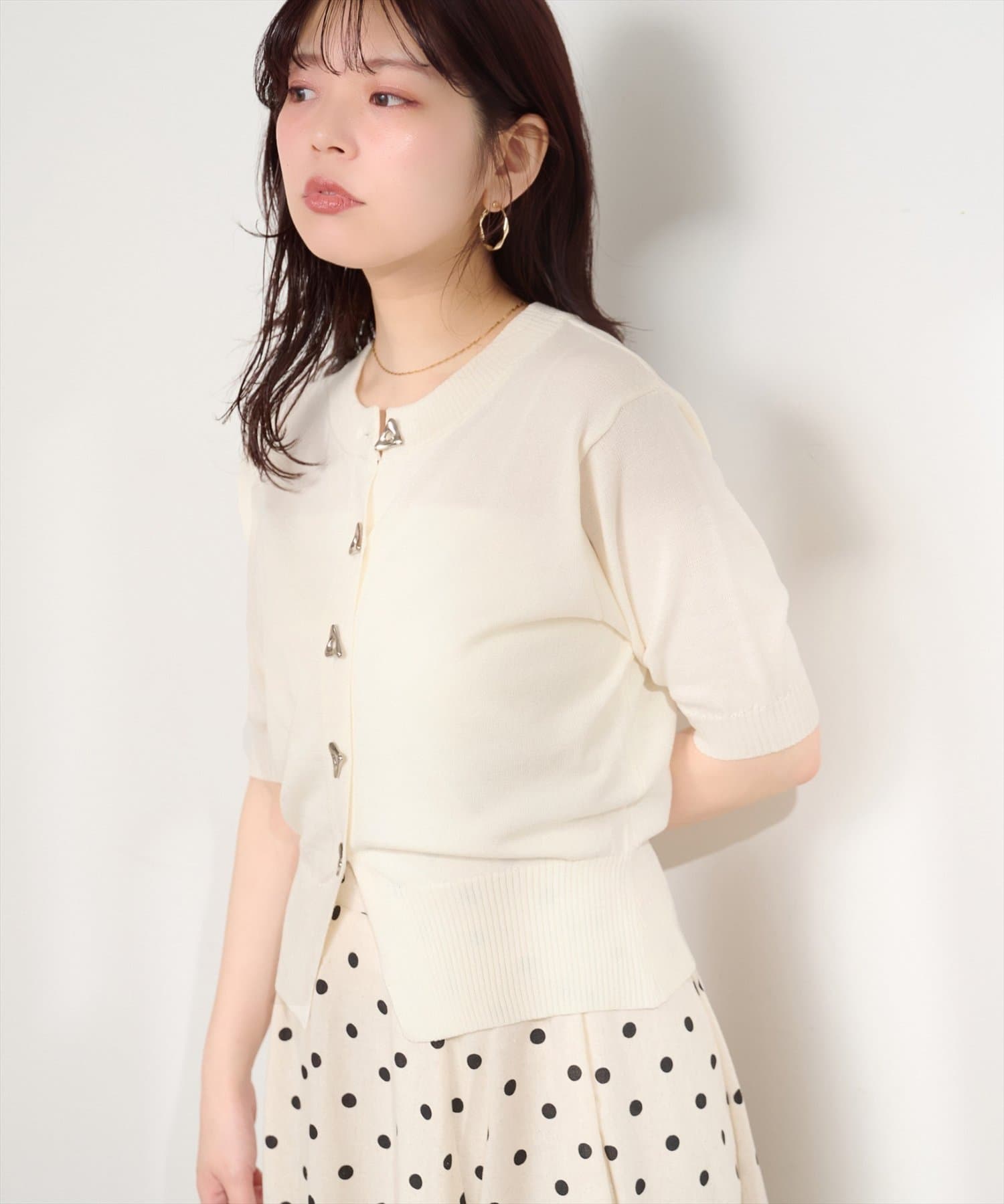 natural couture(ナチュラルクチュール) 三角ニュアンス釦カーディガン