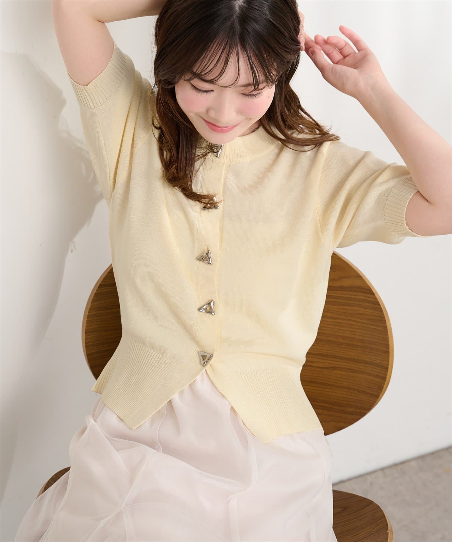 natural couture(ナチュラルクチュール) 三角ニュアンス釦カーディガン