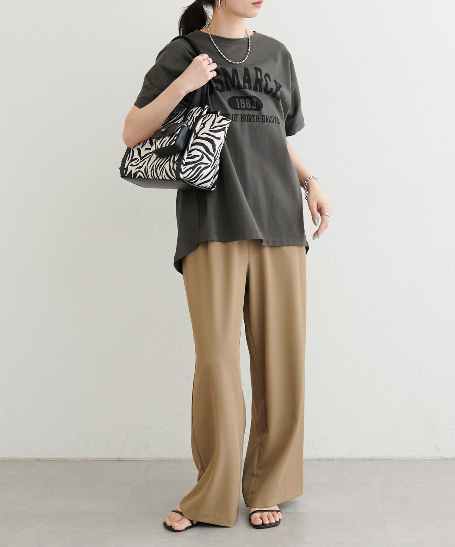 LARUTA(ラルータ) バックスリットプリントロゴT