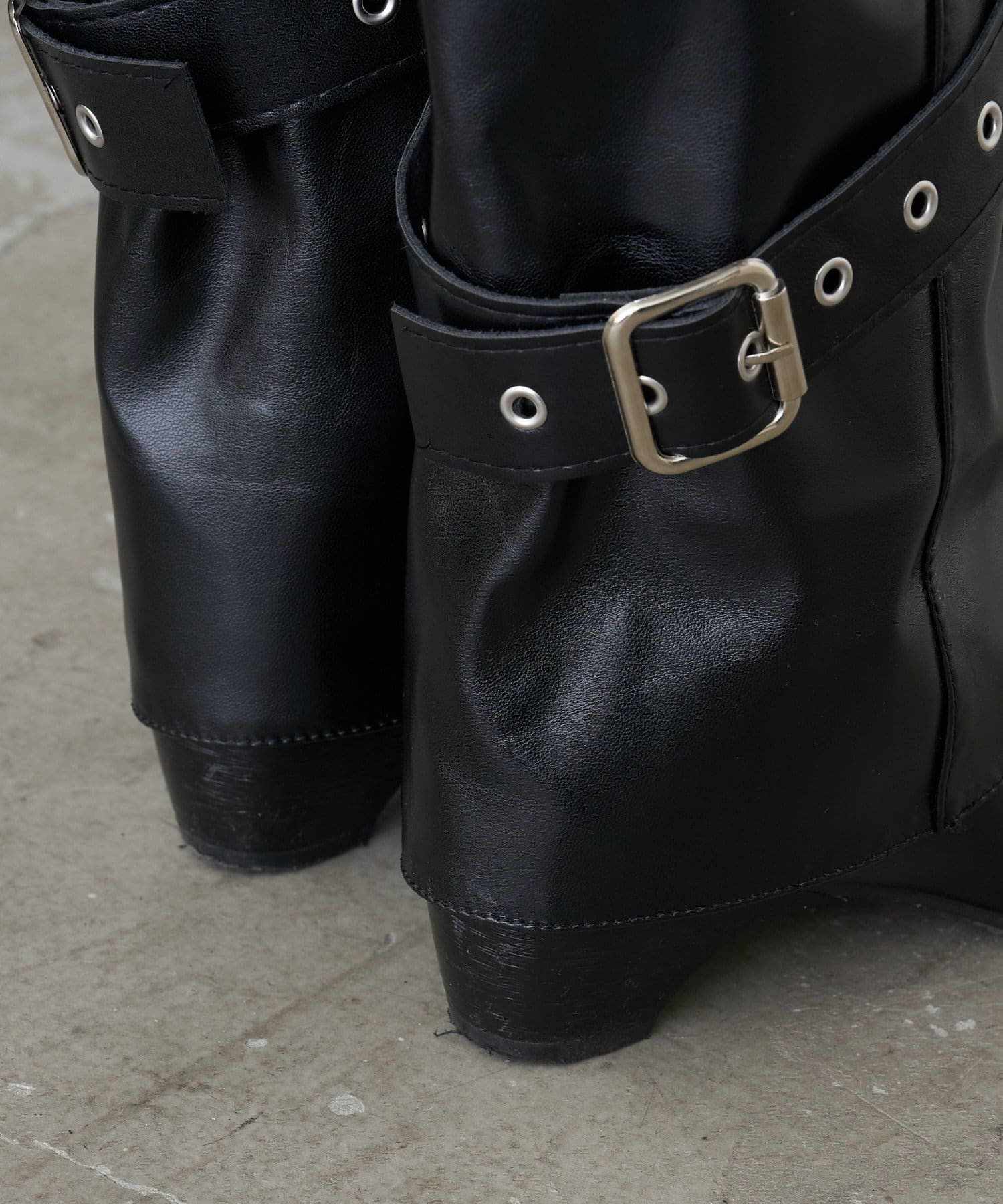 RAY CASSIN(レイカズン) ベルト付きショートブーツ