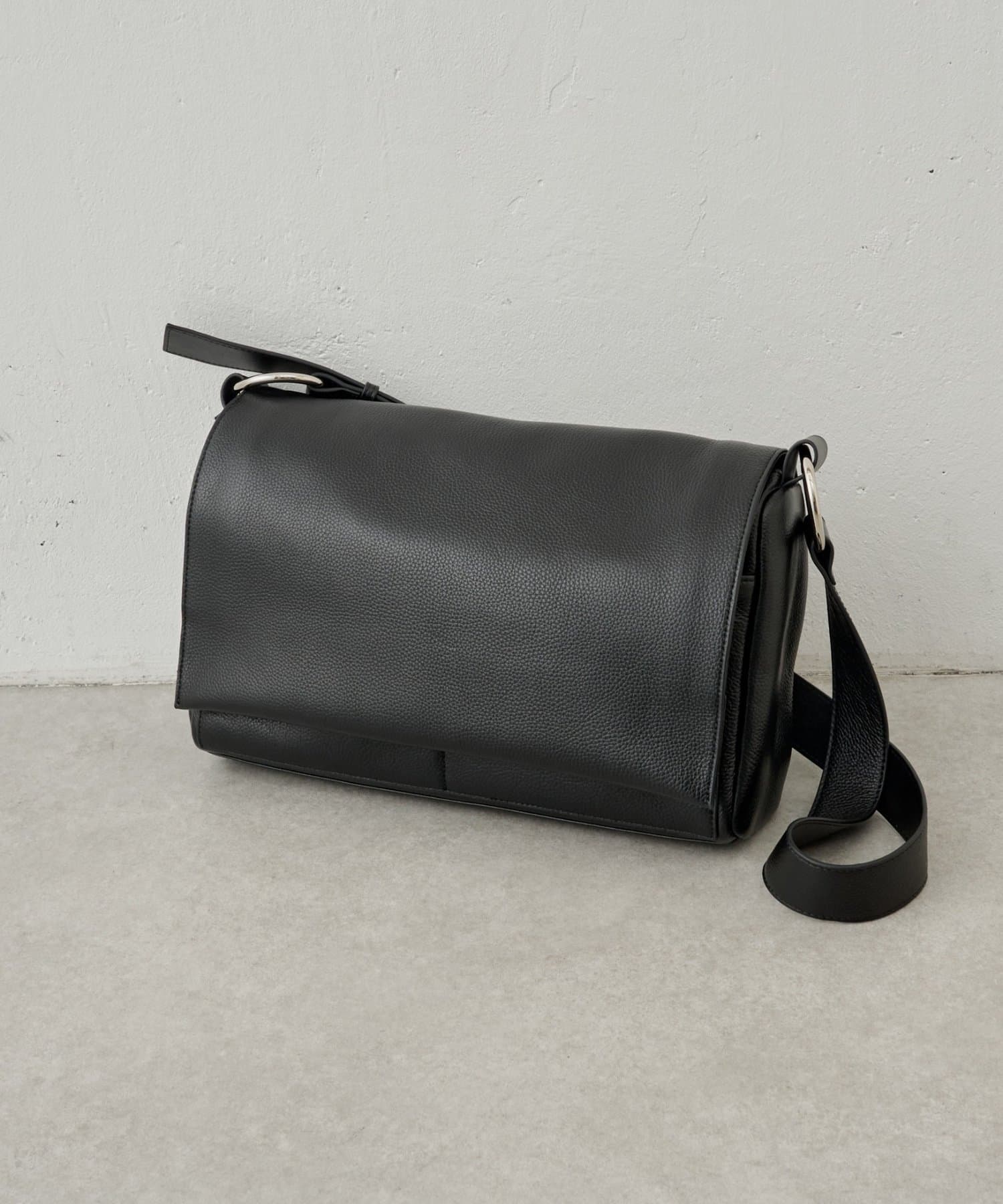 BEARDSLEY(ビアズリー) 《4/8(水)12:00予約開始》《本革》ラージレザーボディバッグ