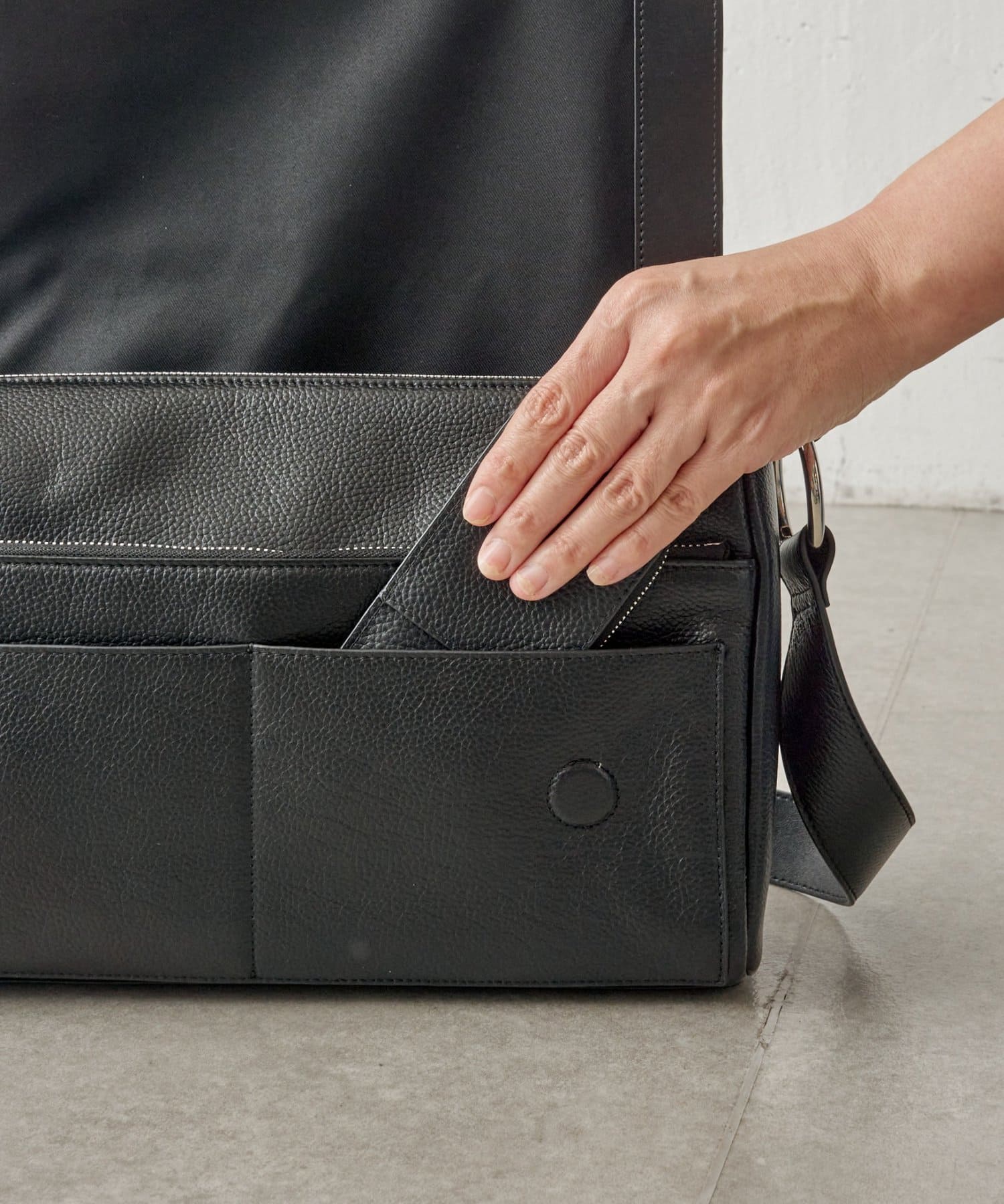 BEARDSLEY(ビアズリー) 《4/8(水)12:00予約開始》《本革》ラージレザーボディバッグ