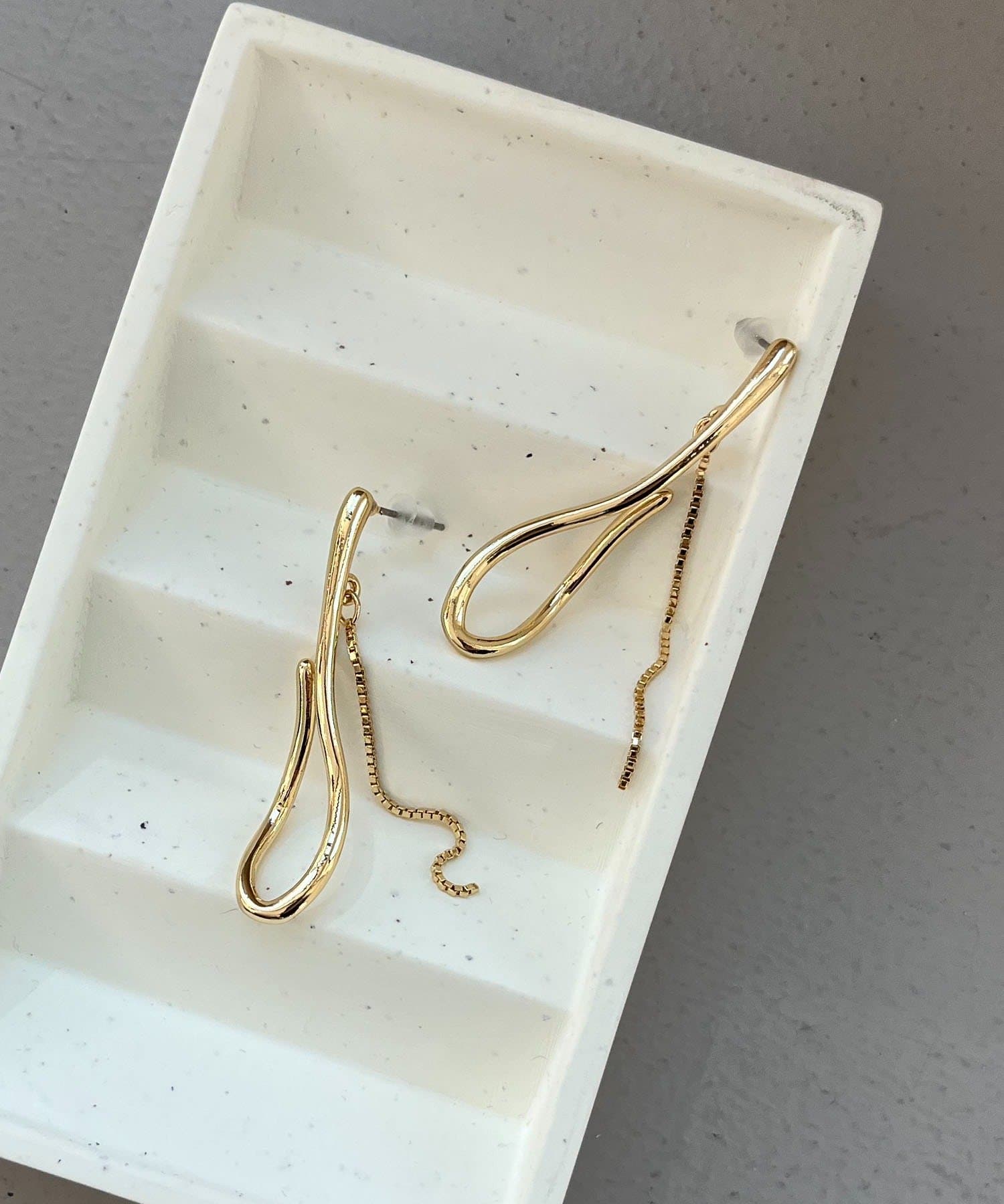 CAPRICIEUX LE'MAGE(カプリシュレマージュ) 〈GOLDY/ゴールディ〉ドロップラインチェーンピアス