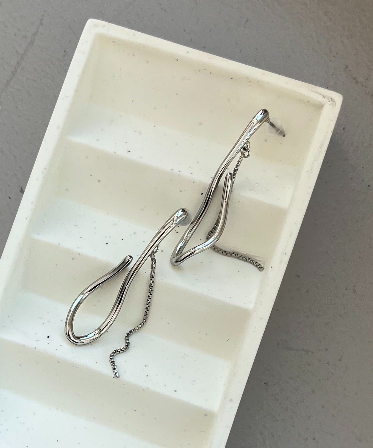 CAPRICIEUX LE'MAGE(カプリシュレマージュ) 〈GOLDY/ゴールディ〉ドロップラインチェーンピアス