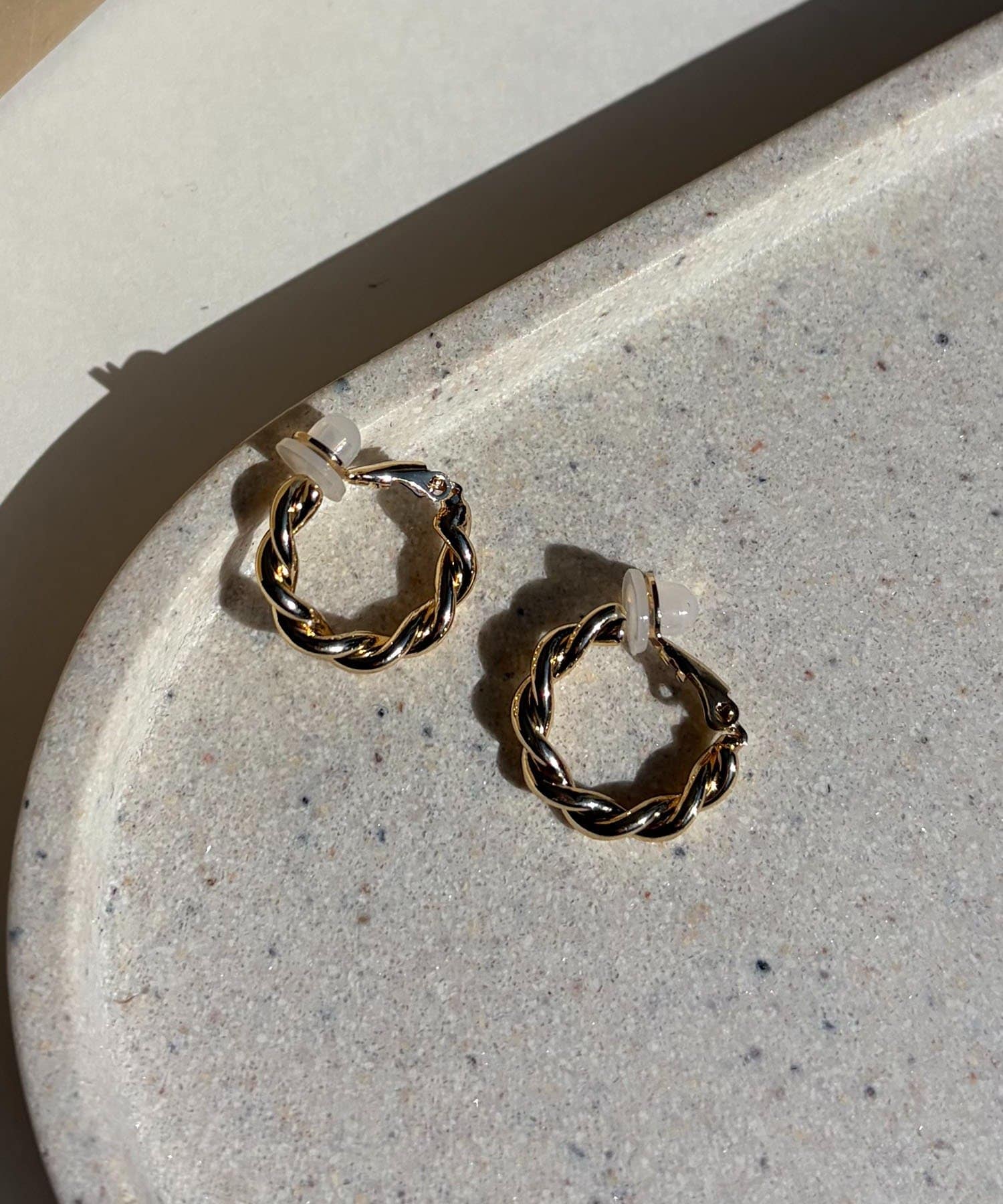 CAPRICIEUX LE'MAGE(カプリシュレマージュ) 〈GOLDY/ゴールディ〉ツイストフープイヤリング