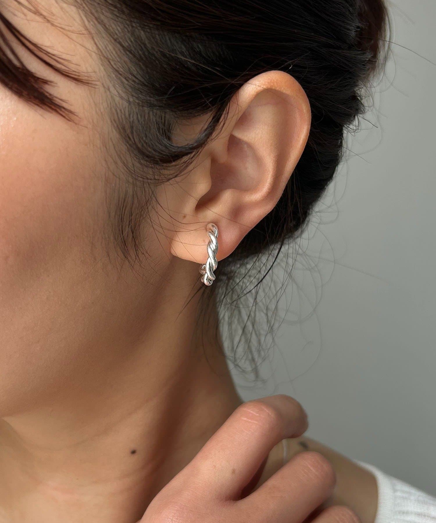 CAPRICIEUX LE'MAGE(カプリシュレマージュ) 〈GOLDY/ゴールディ〉ツイストフープイヤリング