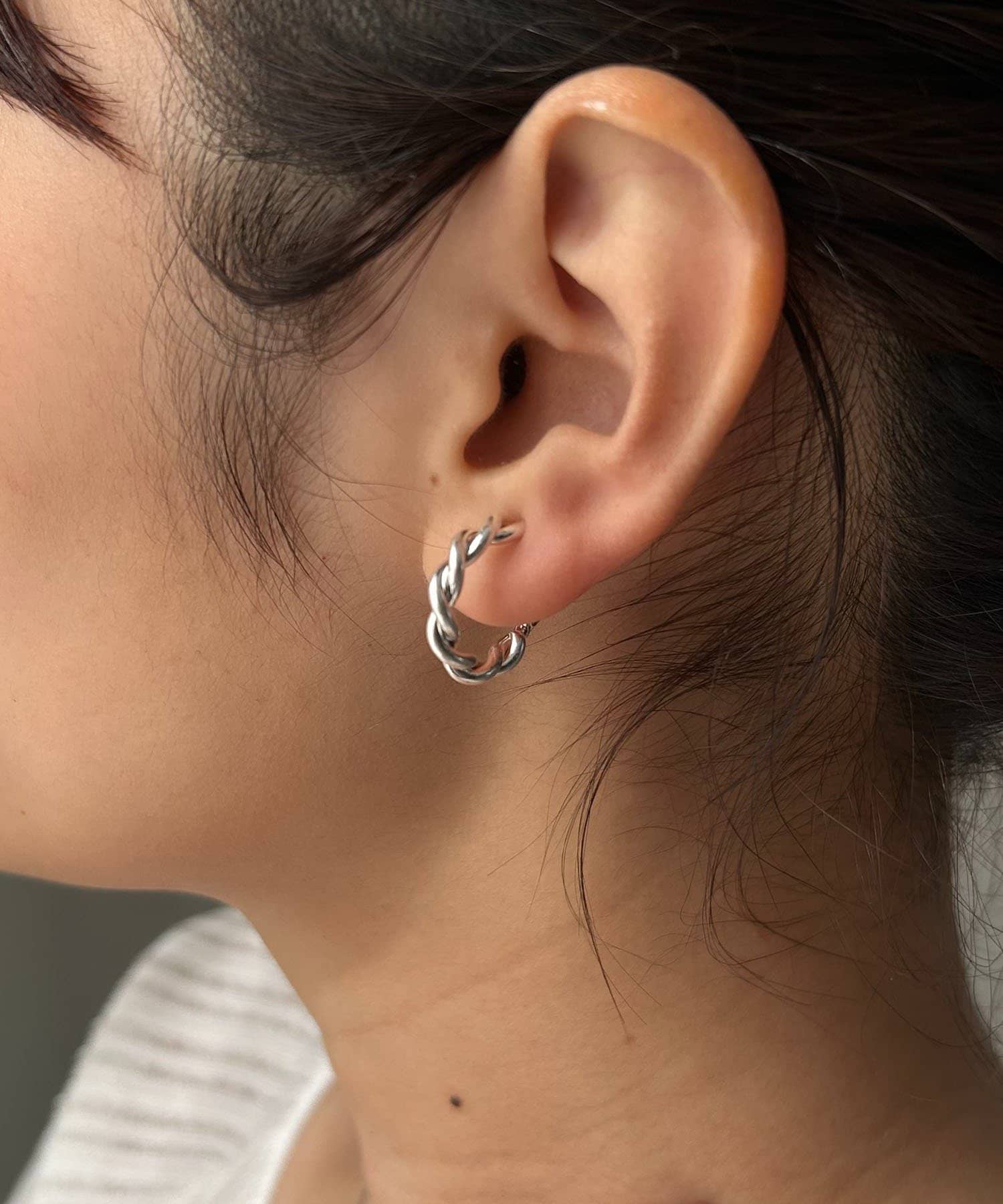 CAPRICIEUX LE'MAGE(カプリシュレマージュ) 〈GOLDY/ゴールディ〉ツイストフープイヤリング