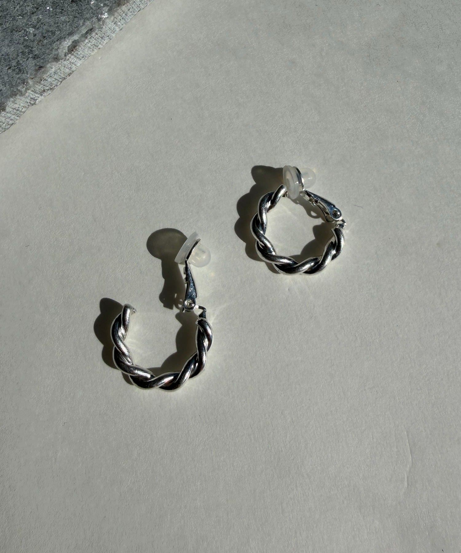 CAPRICIEUX LE'MAGE(カプリシュレマージュ) 〈GOLDY/ゴールディ〉ツイストフープイヤリング