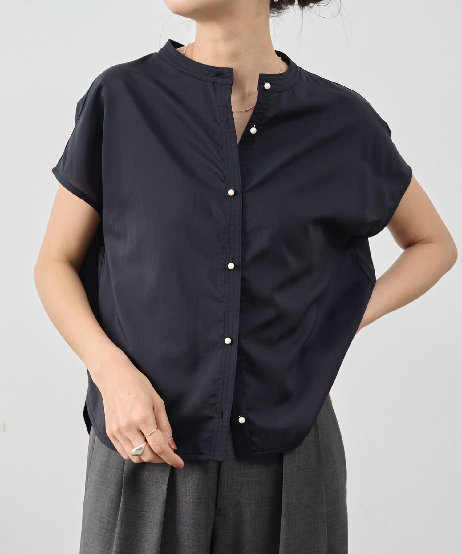 BEARDSLEY(ビアズリー) 《4/14(火)12時予約開始》パールボタンフレンチブラウス《LIVETART》