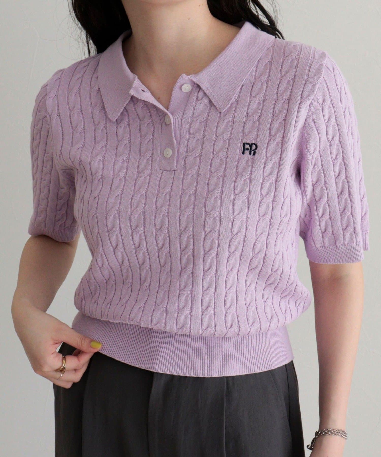 FREDY & GLOSTER(フレディ アンド グロスター) 【大人気シリーズの新型登場！】FR刺しゅうケーブル柄半袖ポロ衿プルオーバーニット