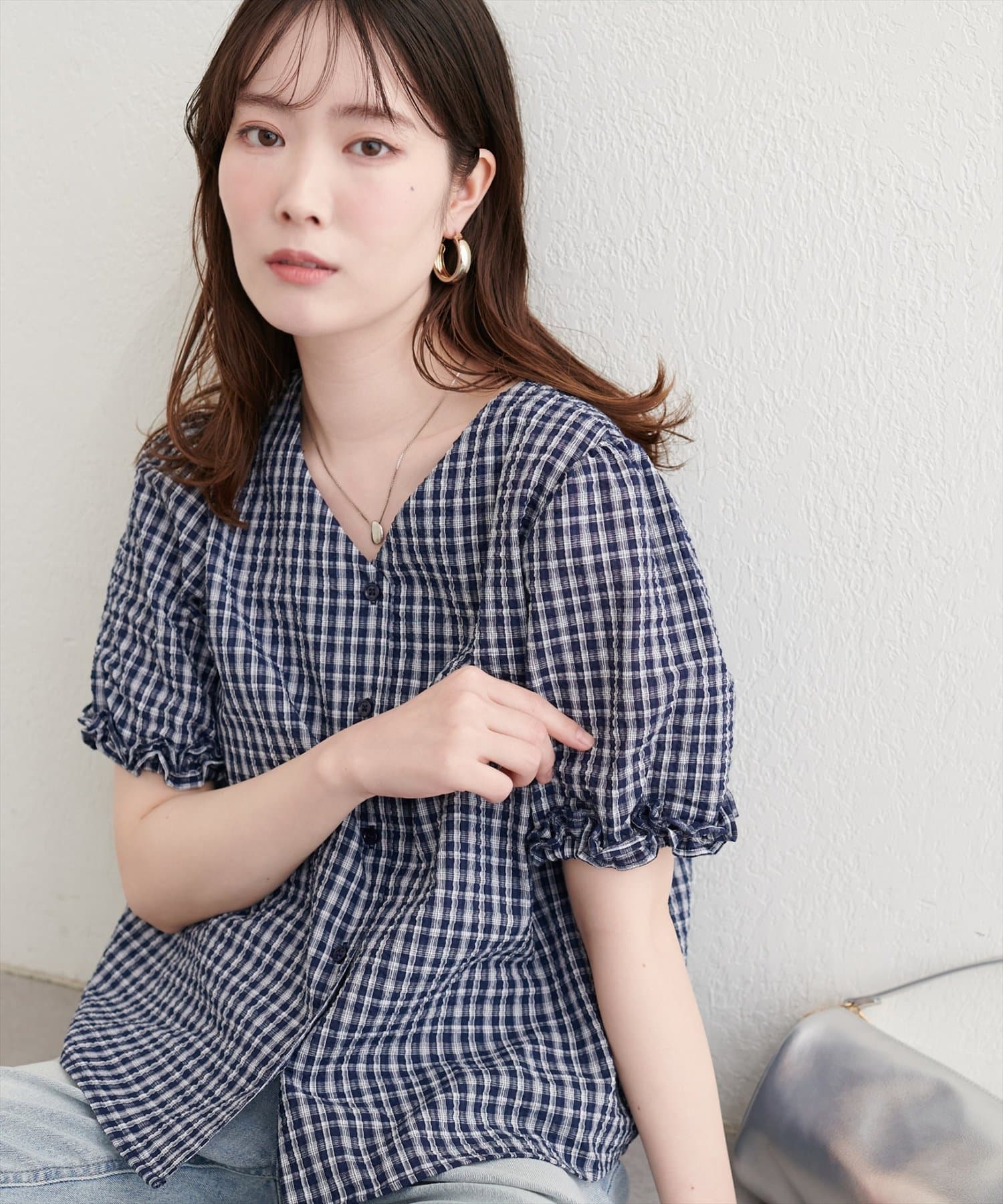 natural couture(ナチュラルクチュール) 袖口フリルVネックブラウス