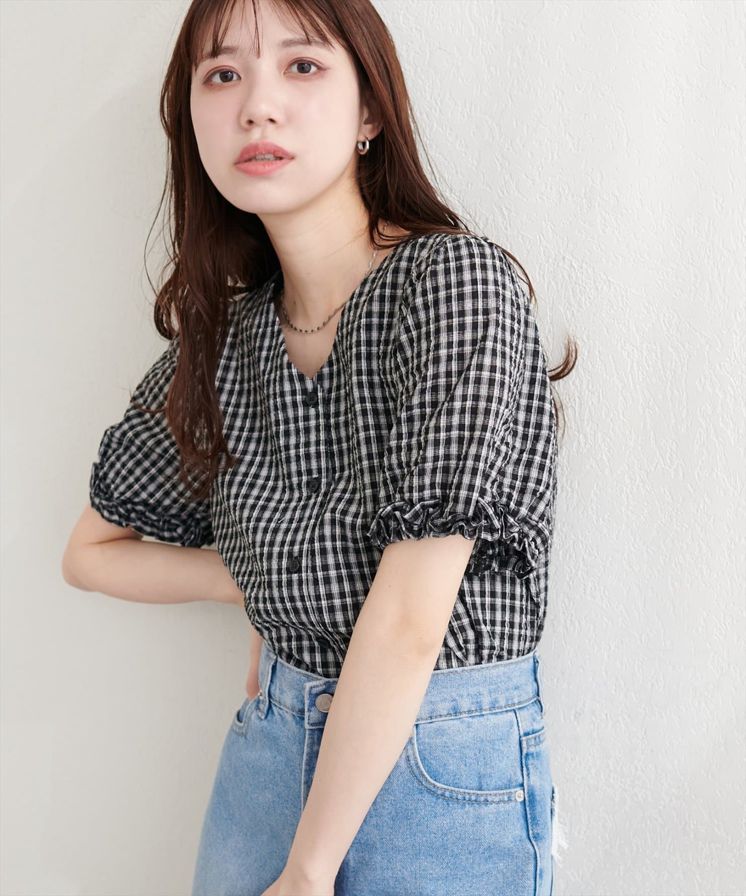 natural couture(ナチュラルクチュール) 袖口フリルVネックブラウス