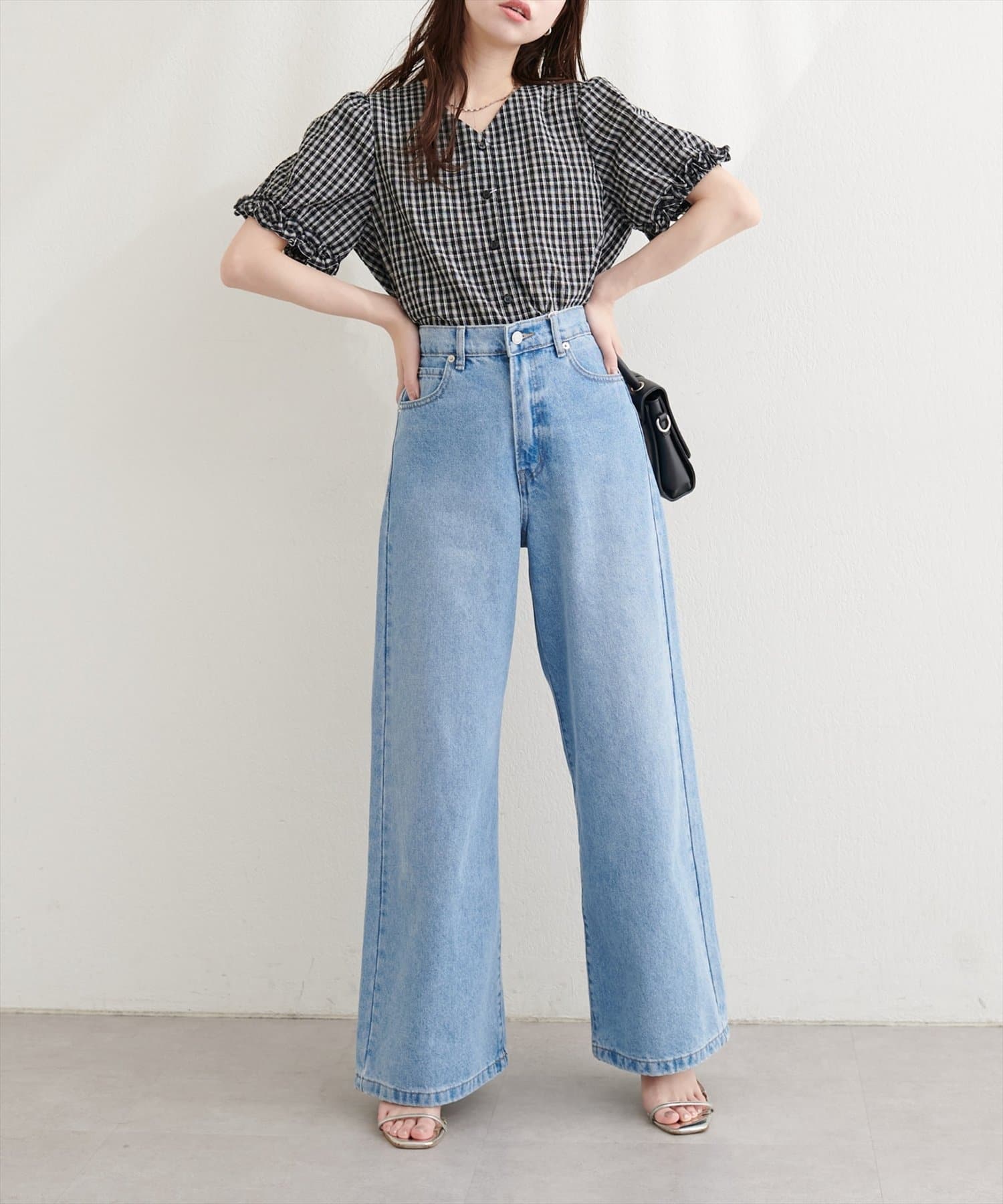 natural couture(ナチュラルクチュール) 袖口フリルVネックブラウス