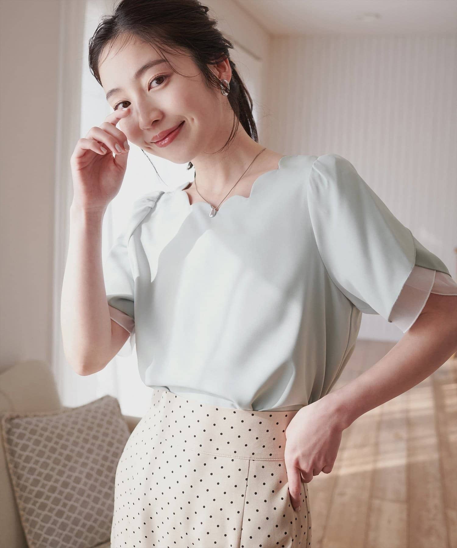 natural couture(ナチュラルクチュール) チューリップスリーブスカラップネックブラウス