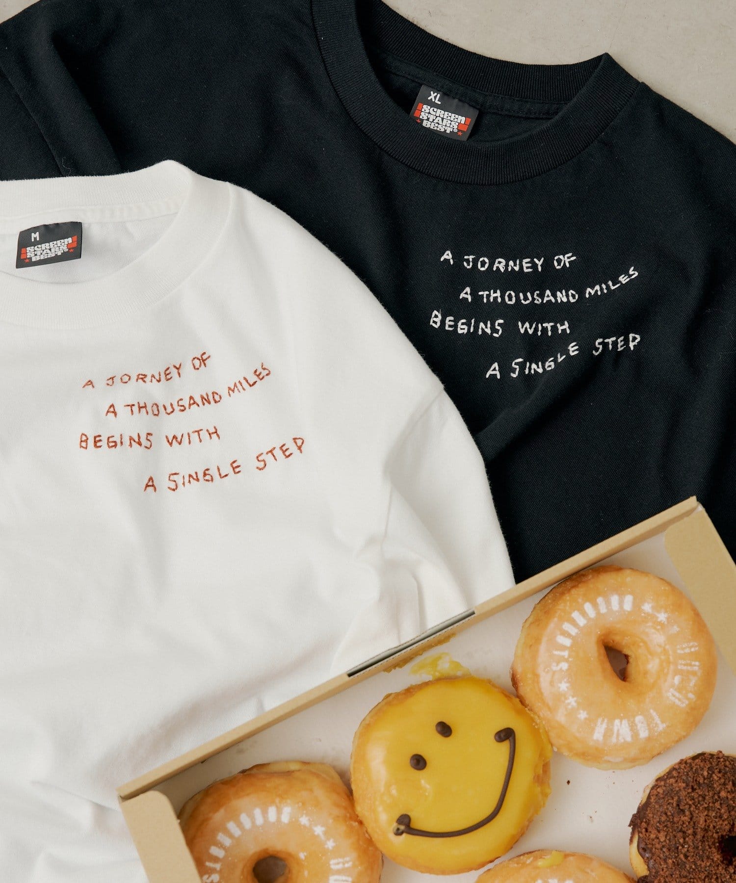 Kastane(カスタネ) 【WHIMSIC/2サイズ展開】JOURNEY EMBROIDERY TEE