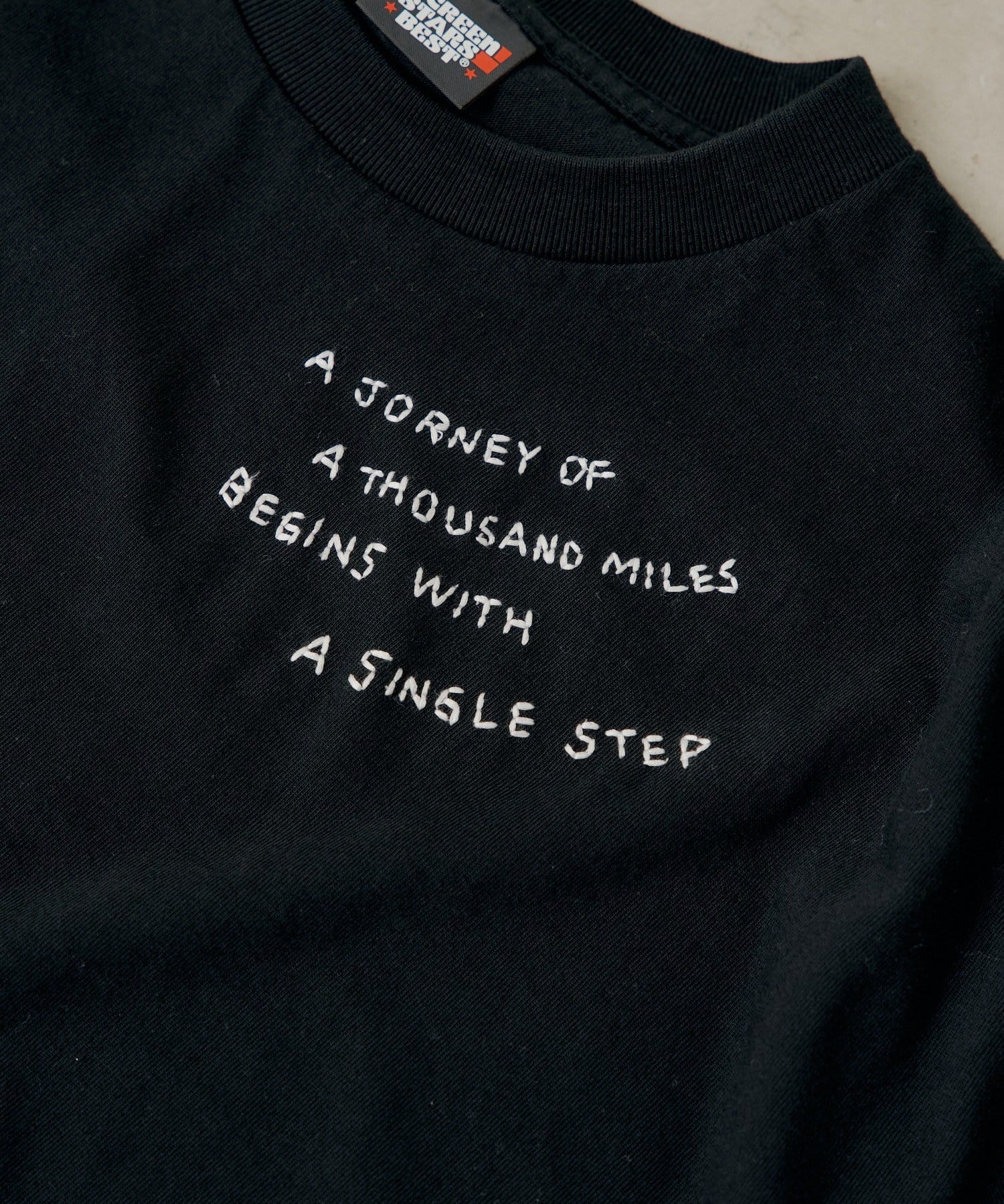 Kastane(カスタネ) 【WHIMSIC/2サイズ展開】JOURNEY EMBROIDERY TEE