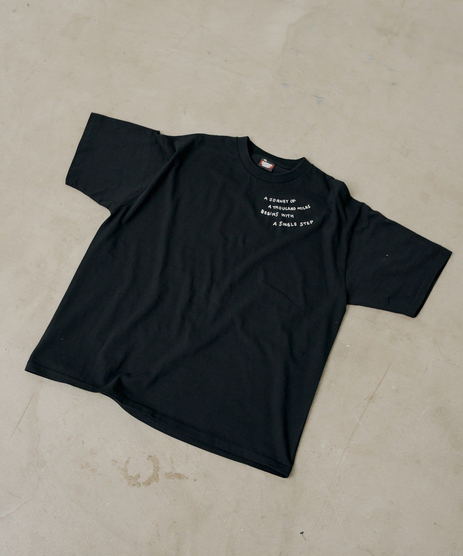 Kastane(カスタネ) 【WHIMSIC/2サイズ展開】JOURNEY EMBROIDERY TEE