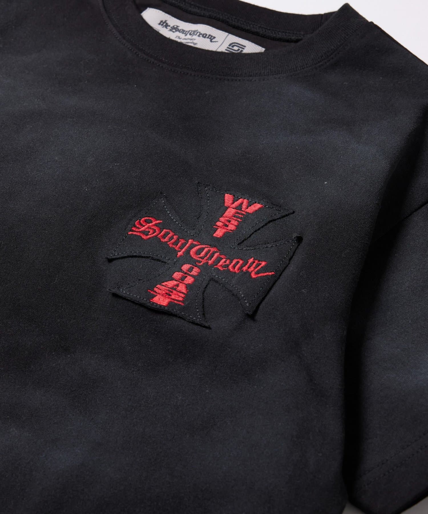 WHO’S WHO gallery(フーズフーギャラリー) SourcreamクロスバックプリントTEE