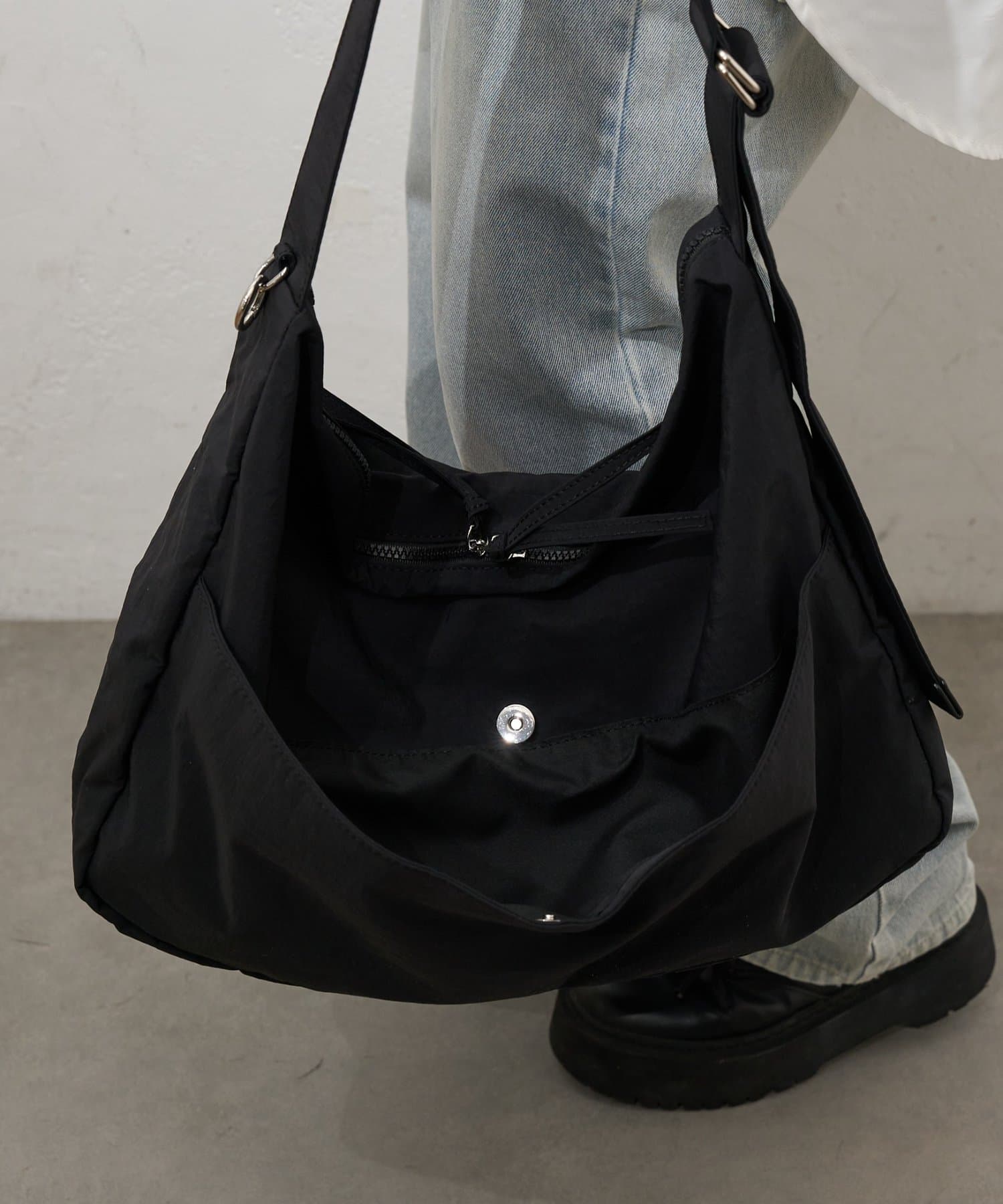 COLONY 2139(コロニー トゥーワンスリーナイン) 【UNISEX】撥水ニュースペーパーショルダーバッグ