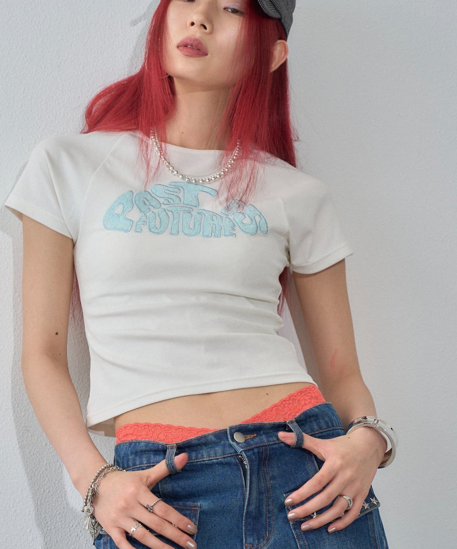 WHO’S WHO gallery(フーズフーギャラリー) デフォルメレースロゴチビT