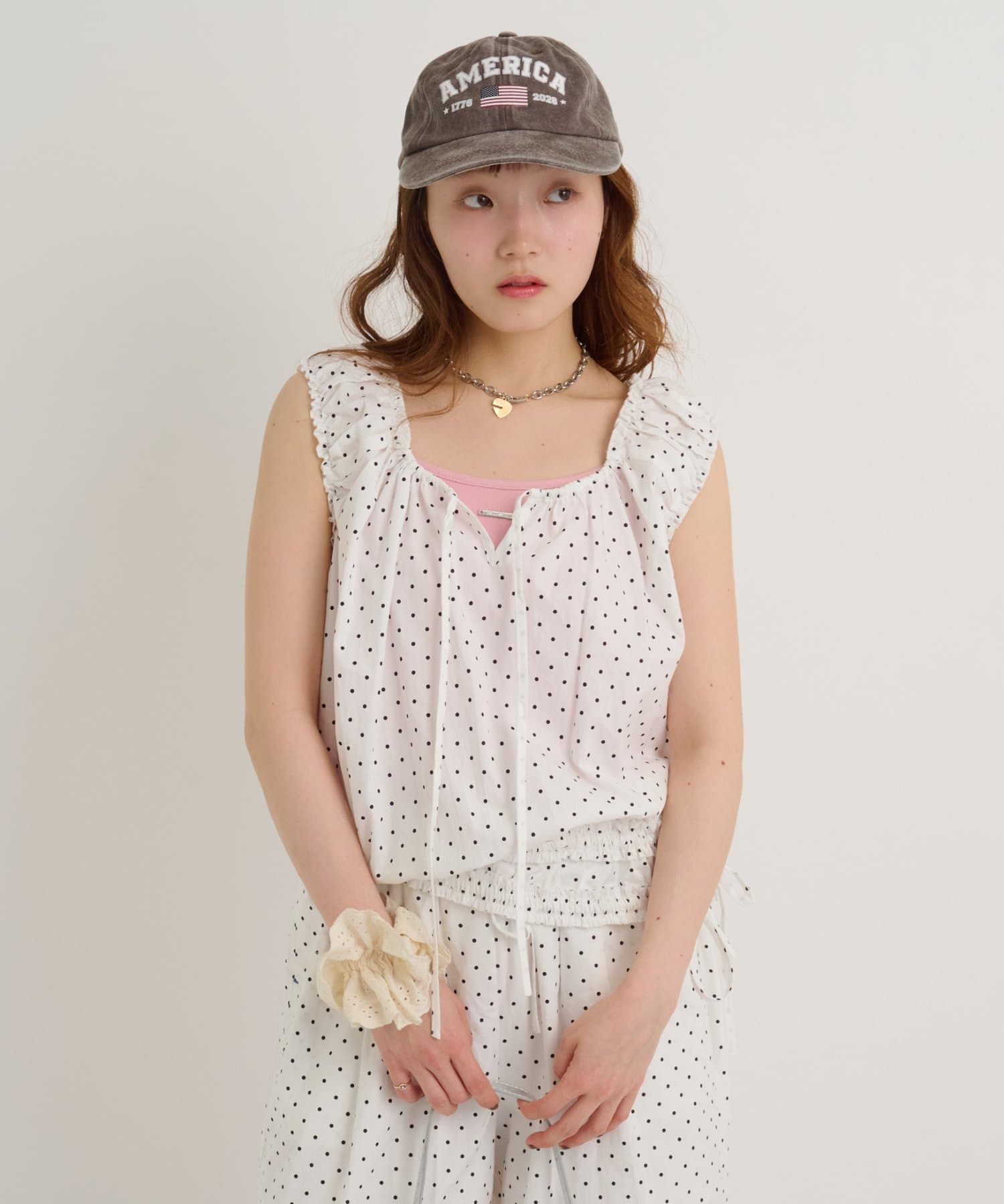 w closet(ダブルクローゼット) 【セットアップ対応/ドット/無地】フリルギャザーノースリブラウス