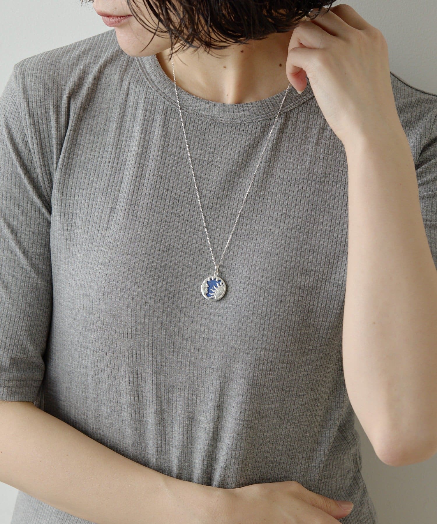ear PAPILLONNER(イア パピヨネ) 《スターリングシルバー使用》シェルプレート太陽と月ネックレス