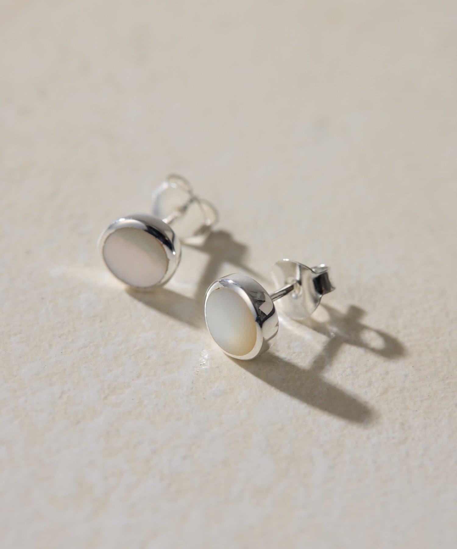 ear PAPILLONNER(イア パピヨネ) 《スターリングシルバー使用》シェルプレートラウンドピアス