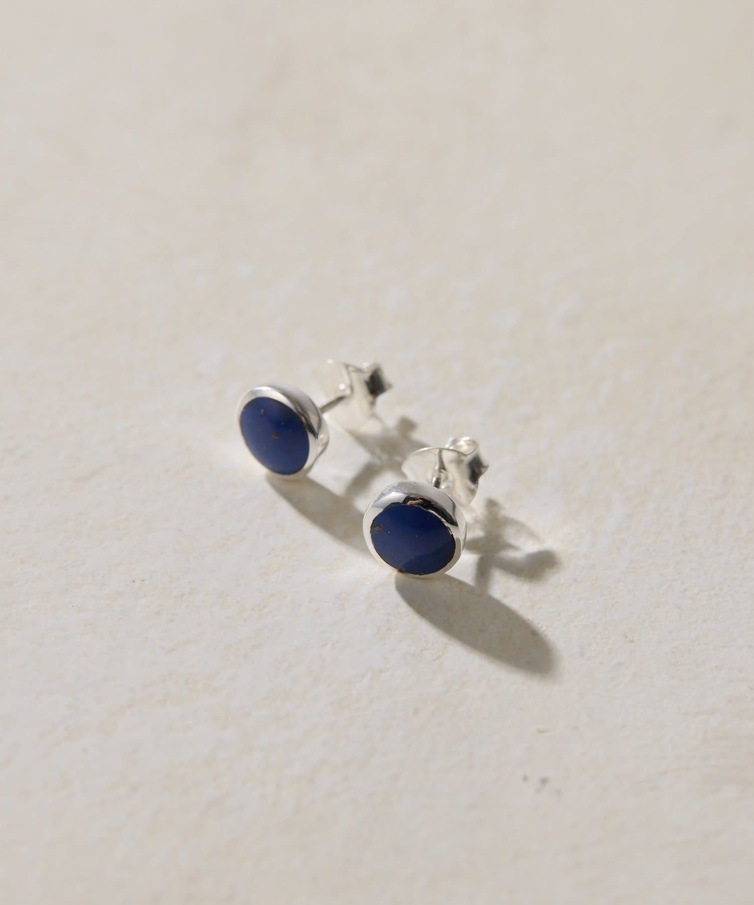 ear PAPILLONNER(イア パピヨネ) 《スターリングシルバー使用》シェルプレートラウンドピアス