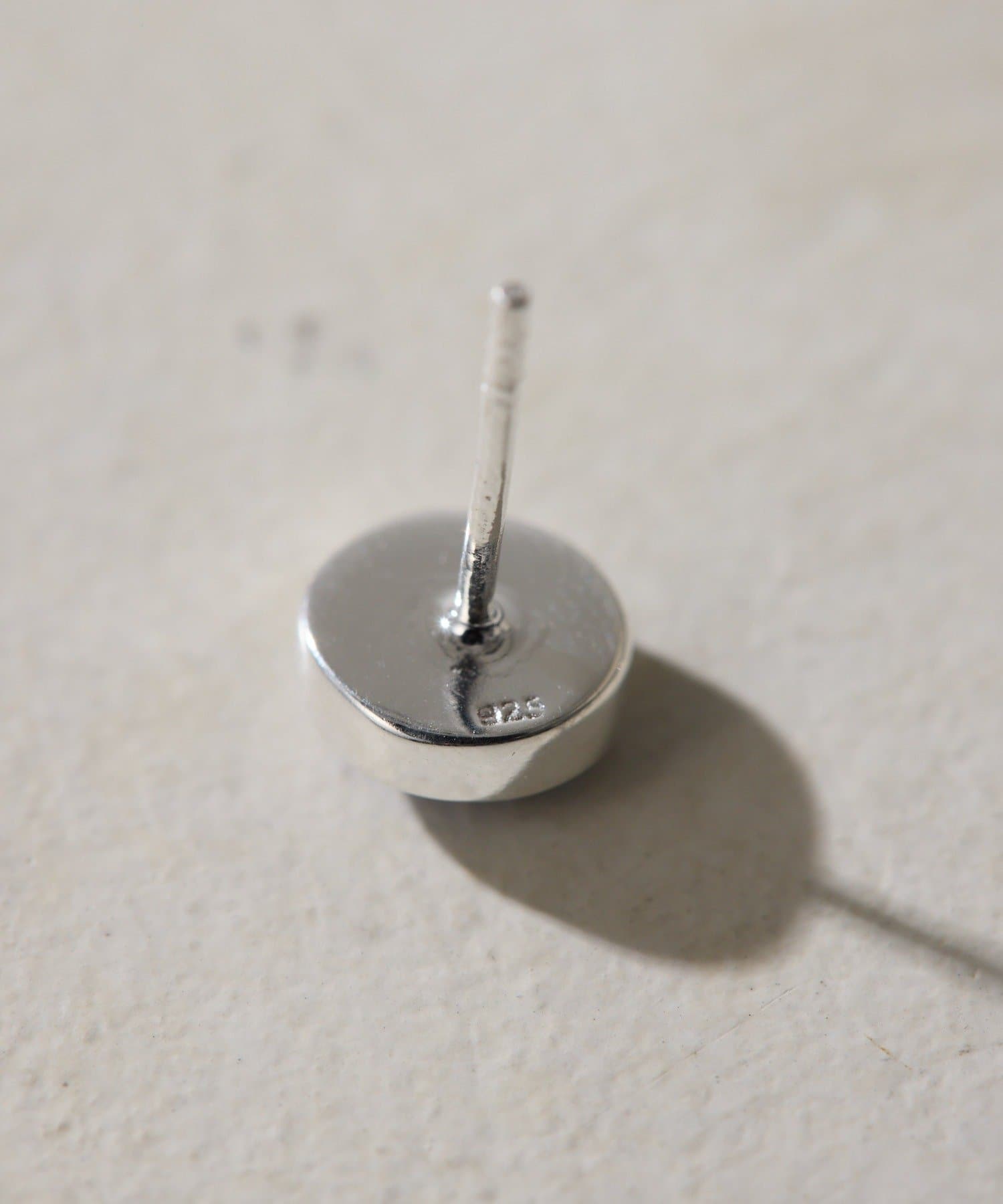 ear PAPILLONNER(イア パピヨネ) 《スターリングシルバー使用》シェルプレートラウンドピアス