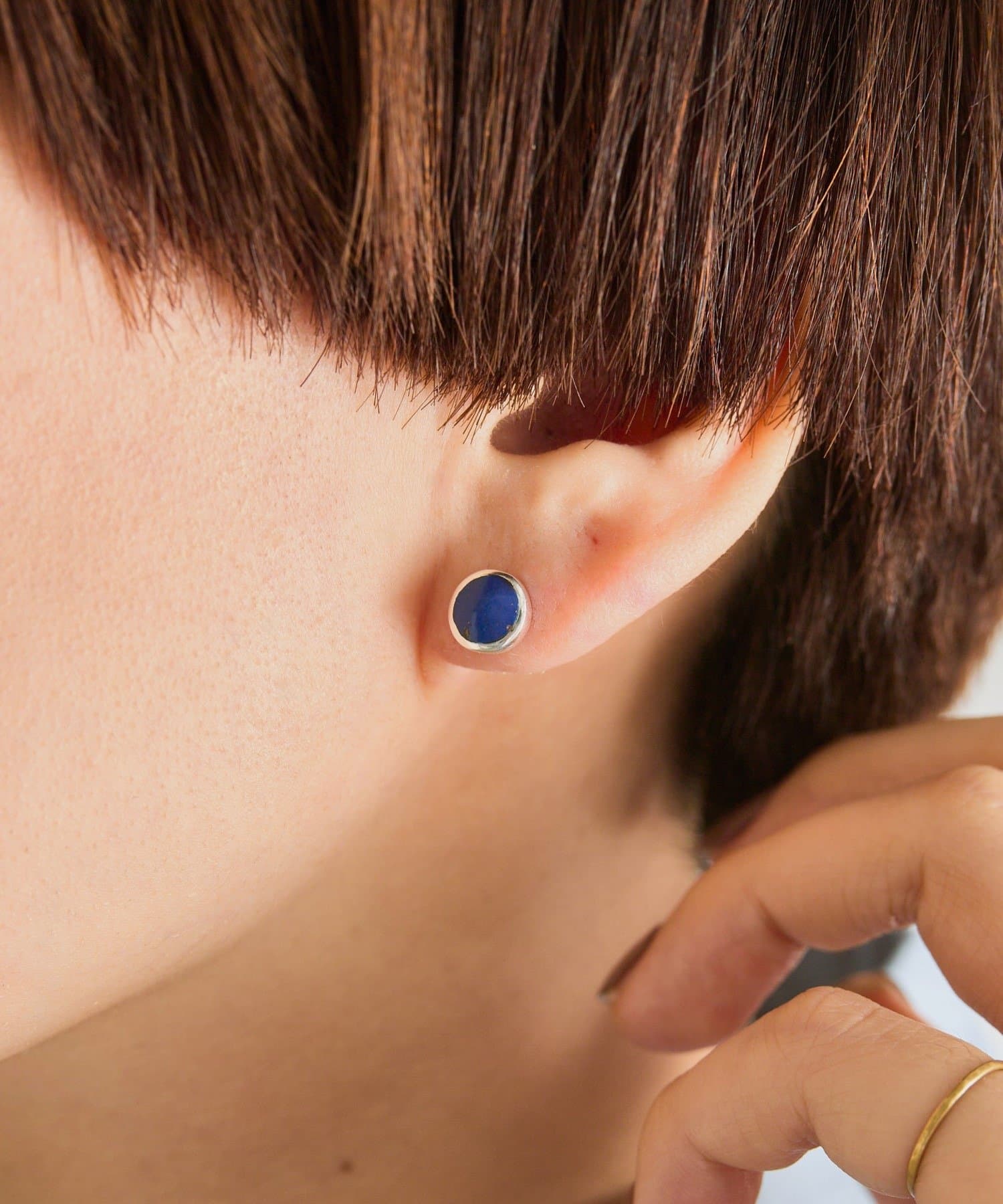 ear PAPILLONNER(イア パピヨネ) 《スターリングシルバー使用》シェルプレートラウンドピアス