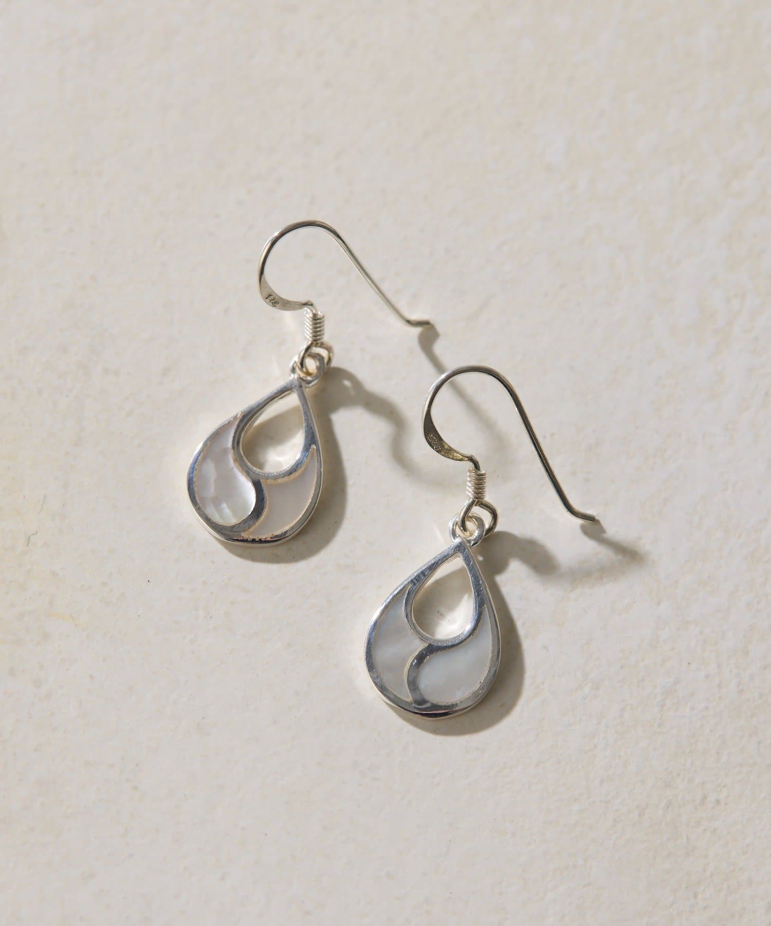 ear PAPILLONNER(イア パピヨネ) 《スターリングシルバー使用》シェルプレート雫型ピアス