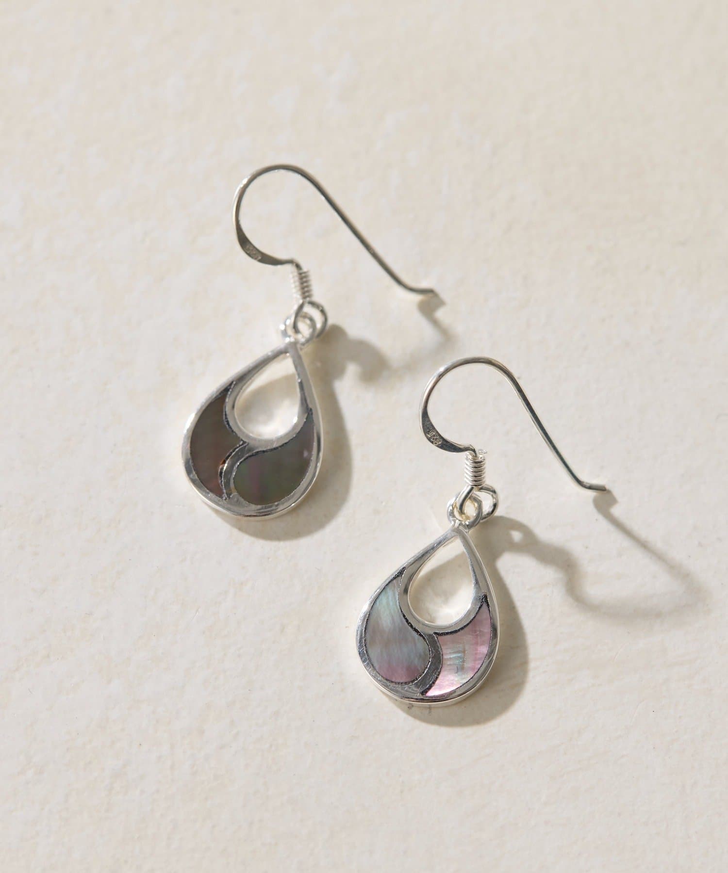 ear PAPILLONNER(イア パピヨネ) 《スターリングシルバー使用》シェルプレート雫型ピアス