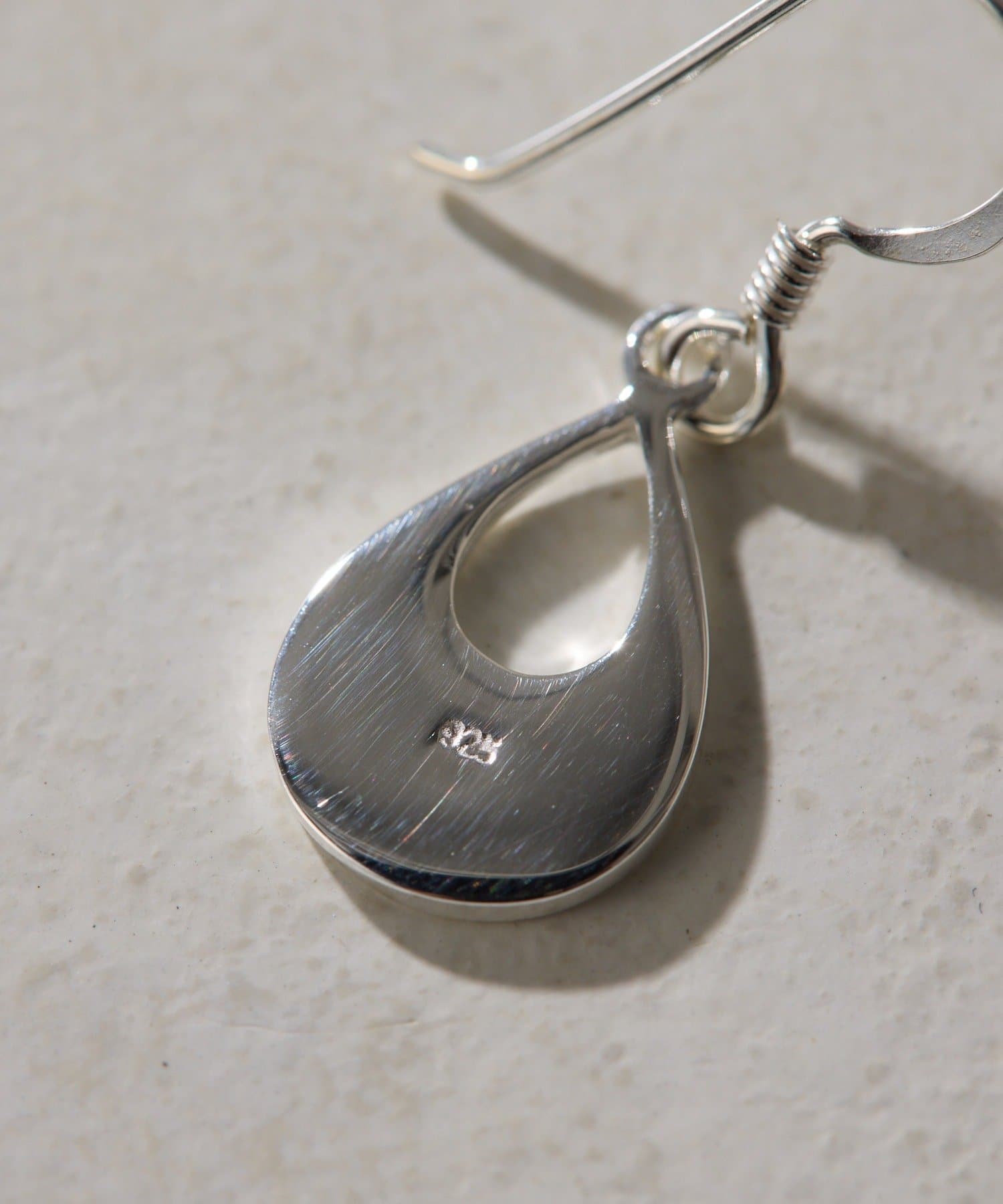 ear PAPILLONNER(イア パピヨネ) 《スターリングシルバー使用》シェルプレート雫型ピアス