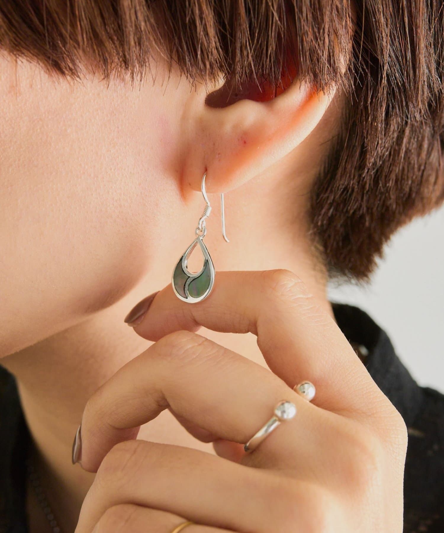 ear PAPILLONNER(イア パピヨネ) 《スターリングシルバー使用》シェルプレート雫型ピアス