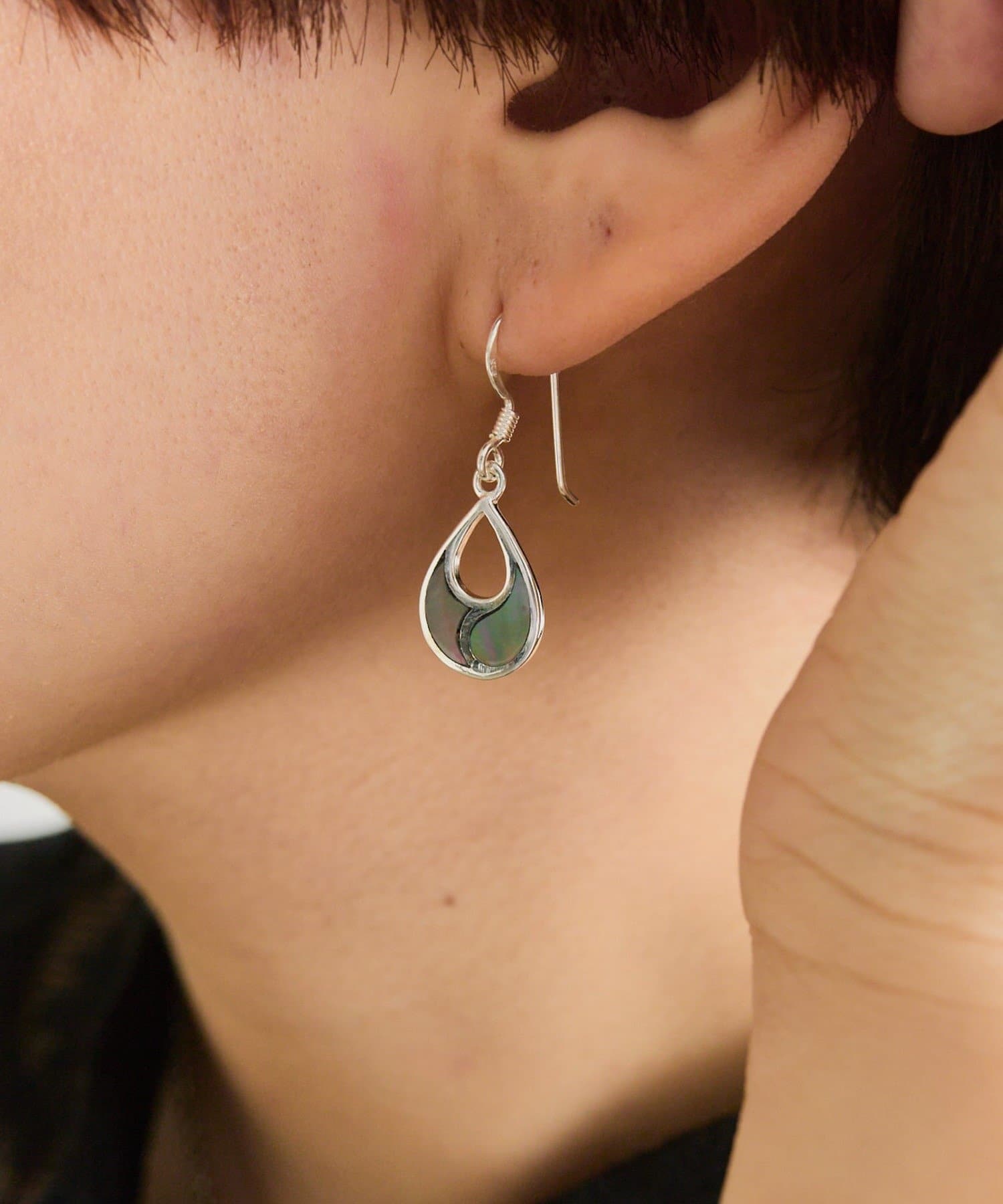 ear PAPILLONNER(イア パピヨネ) 《スターリングシルバー使用》シェルプレート雫型ピアス
