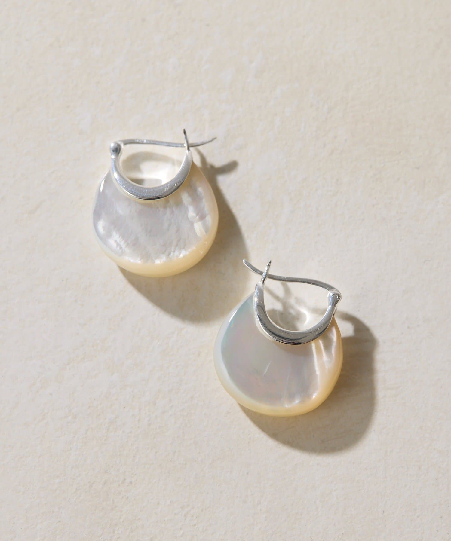 ear PAPILLONNER(イア パピヨネ) 《スターリングシルバー使用》ぽってりMOPピアス