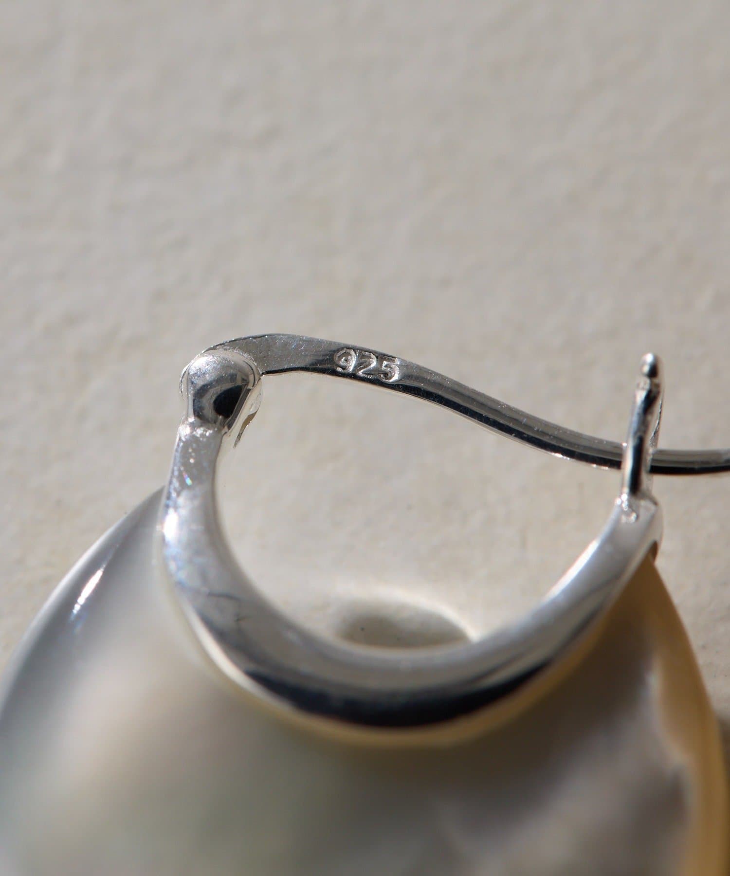 ear PAPILLONNER(イア パピヨネ) 《スターリングシルバー使用》ぽってりMOPピアス